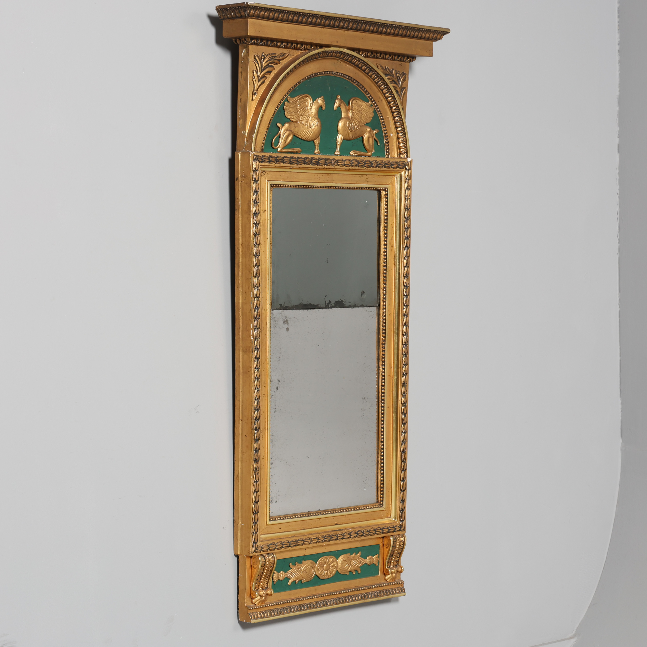 SPEGEL, empire, 1800-talets första hälft, förgylld samt bemålad träram.