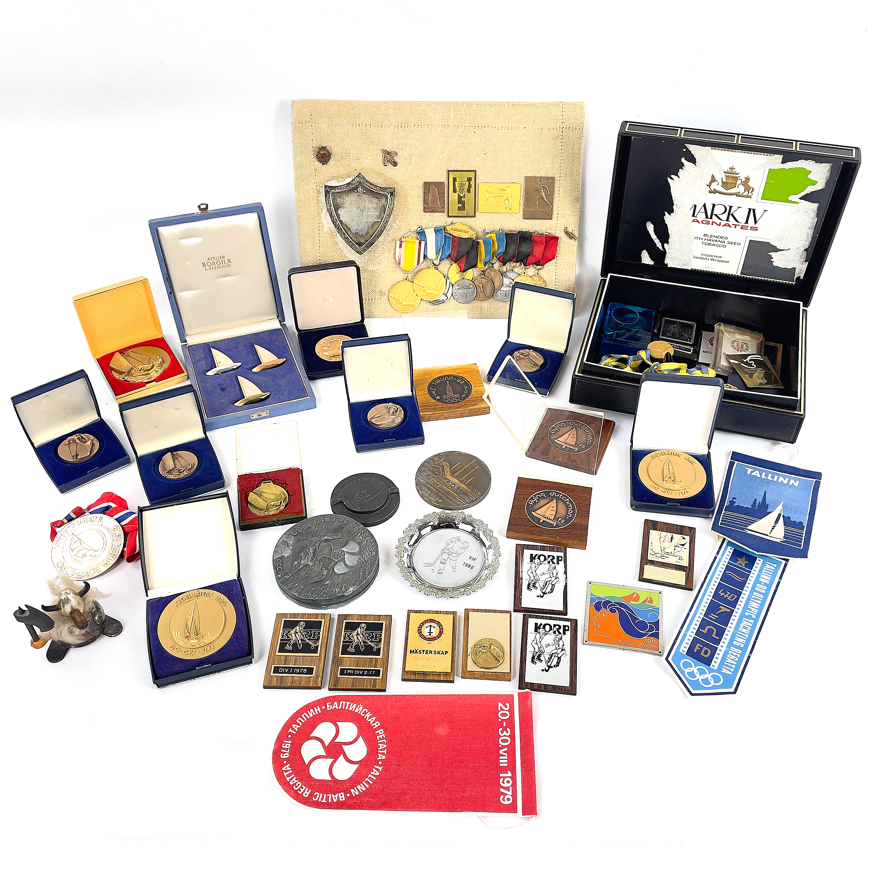 SAMLING MEDALJER, PLAKETTER , VIMPLAR ,bland anat segling från Ryssland.