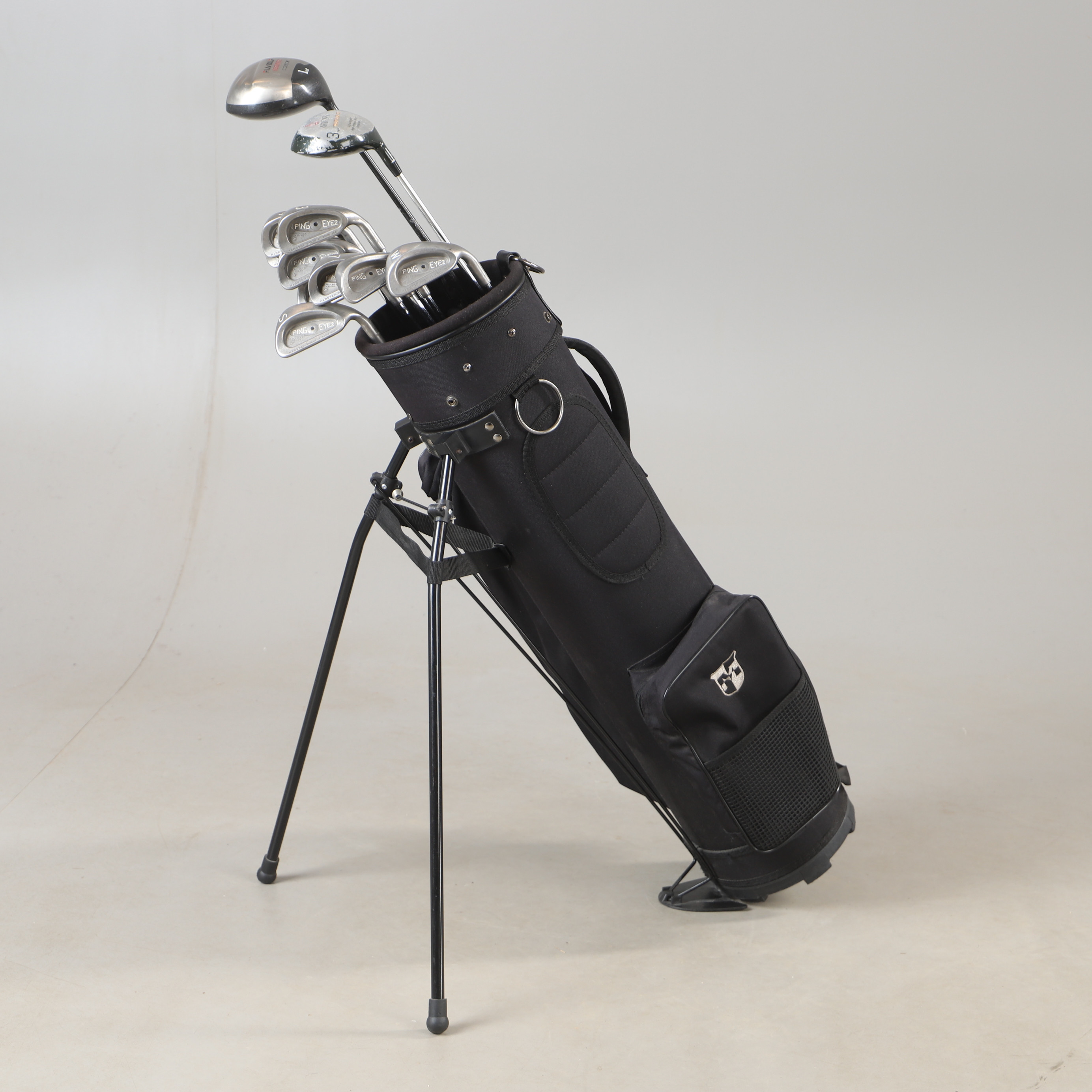 GOLFKLUBBOR MED BAG, bl. a. Ping, 1900-tal.