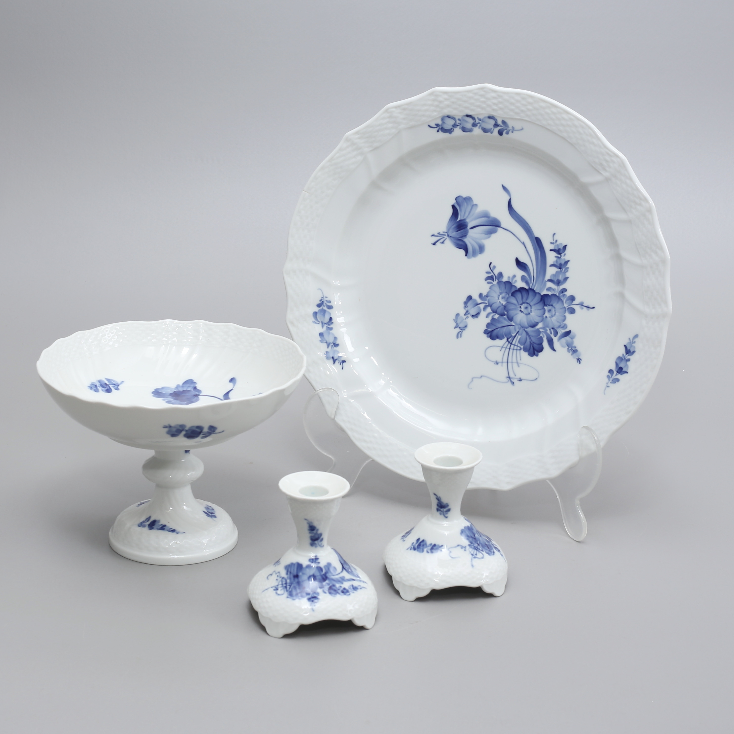 BLÅ BLOMST, fat, skål på fot samt ljusstakar, Royal Copenhagen, Danmark.