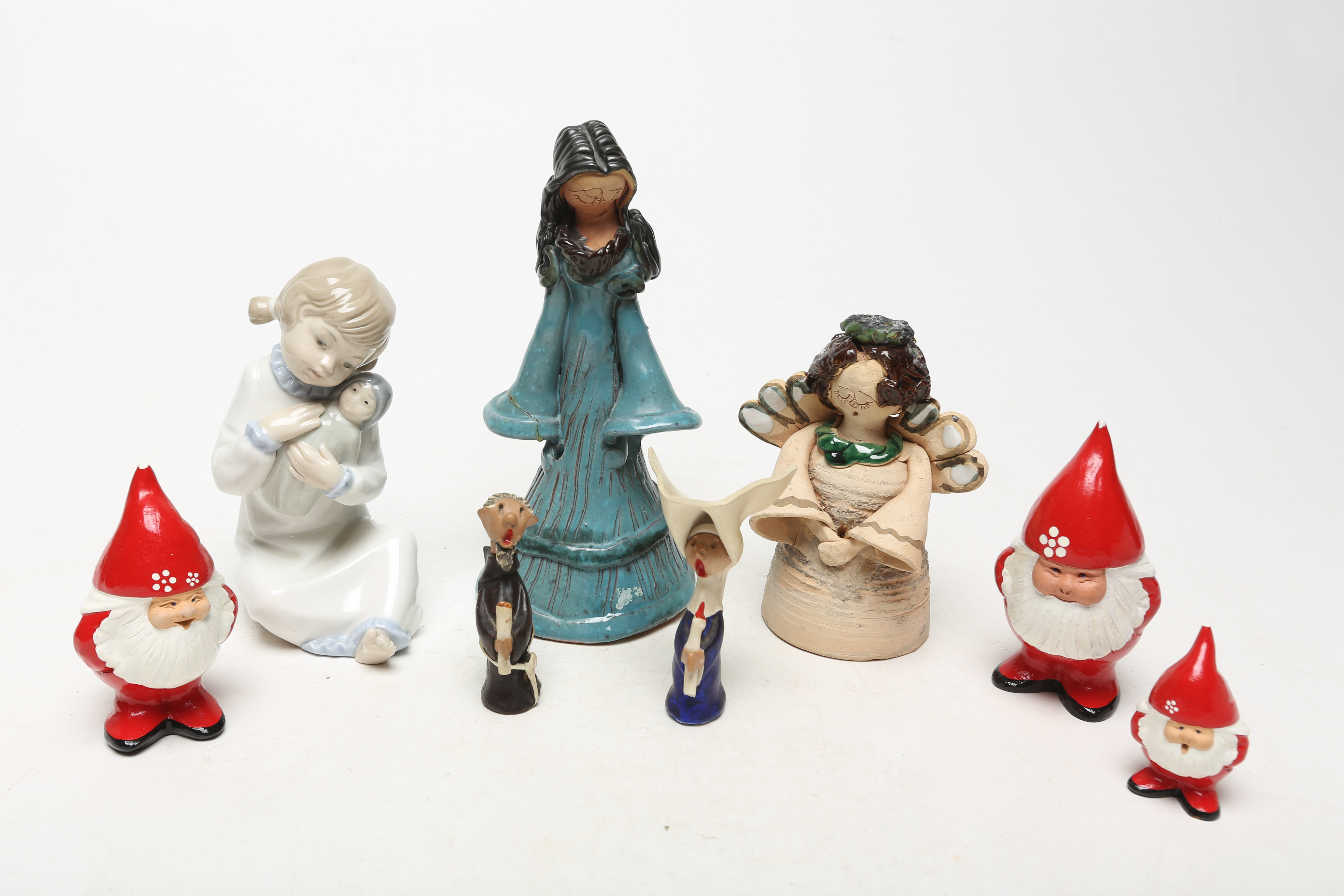 FIGURER, 7 st, keramik, bland annat tomtar.