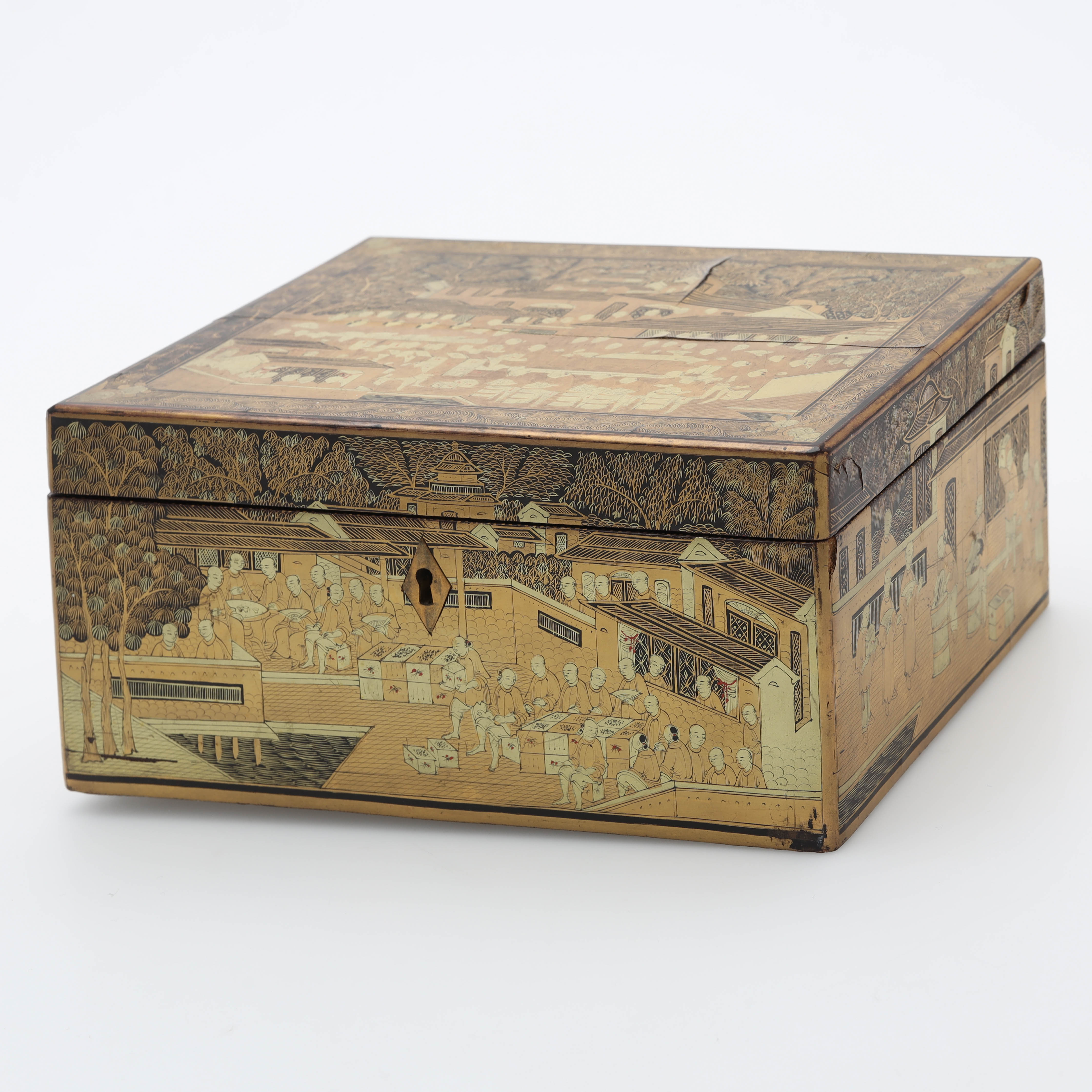 SKRIN, lackad yta, med handmålade figursceener. Kina, 1800/1900-tal.