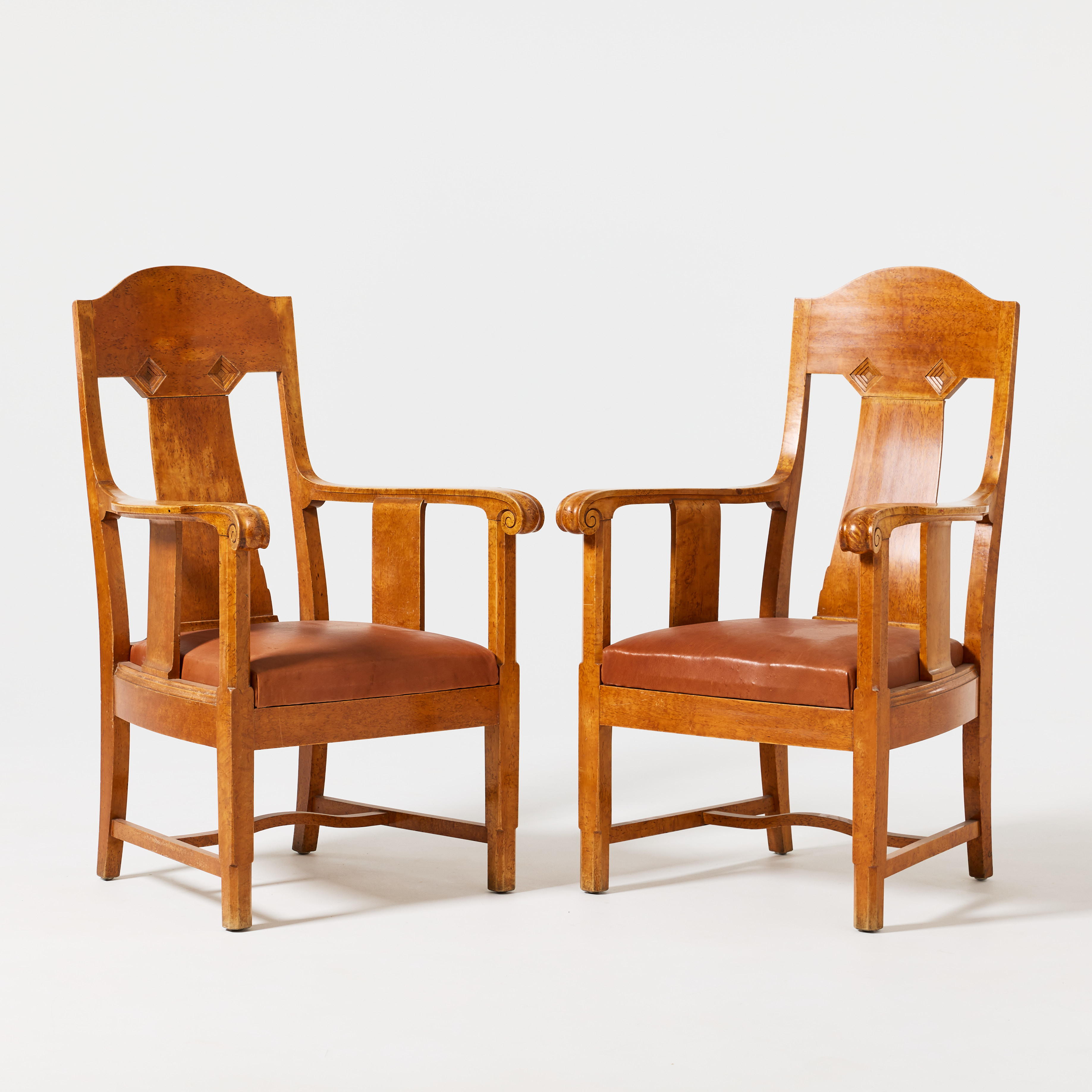 NORDISKA KOMPANIET. Karmstolar, ett par, 1910-tal, Jugend, masurbjörk, sitsar med läderklädsel.