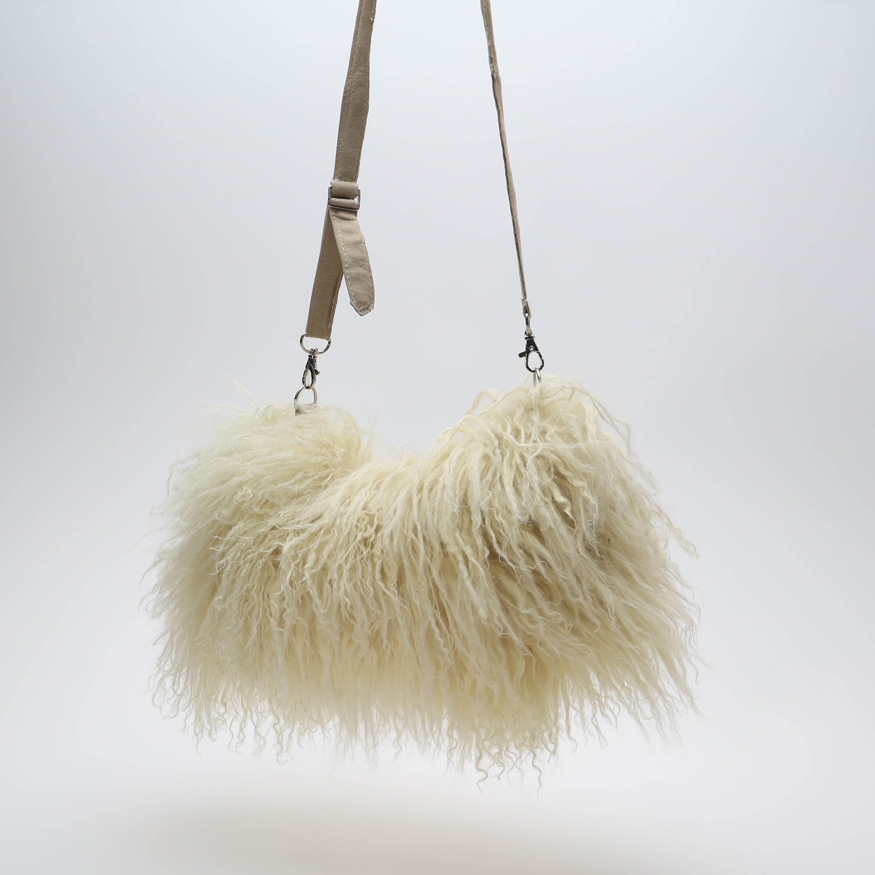 MUFF med axelrem samt fack, fårpäls, 1900-tal.