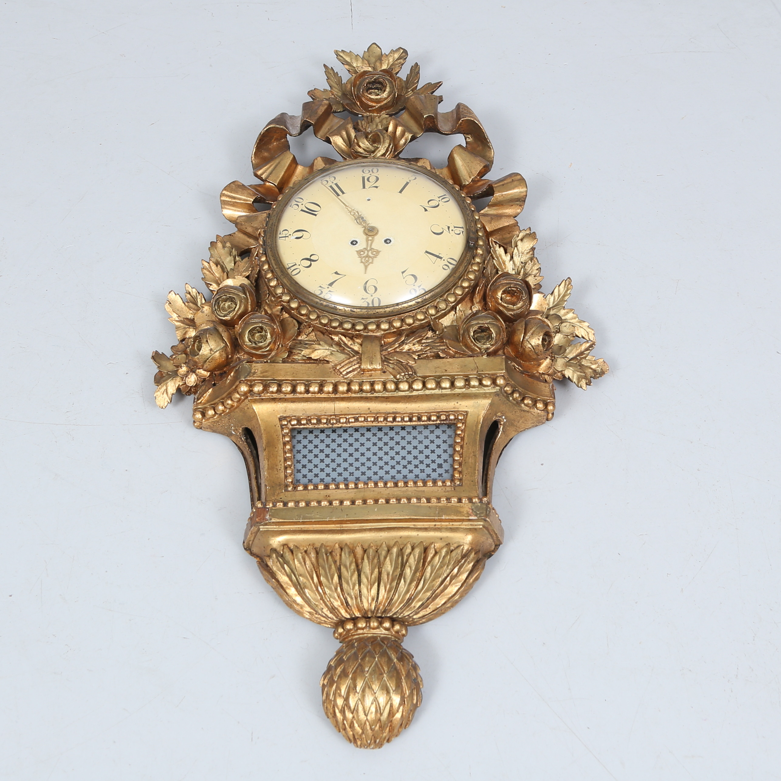 VÄGGPENDYL, gustaviansk, 1700-tal, förgyllt fodral med träskuren dekor i form av rosor.