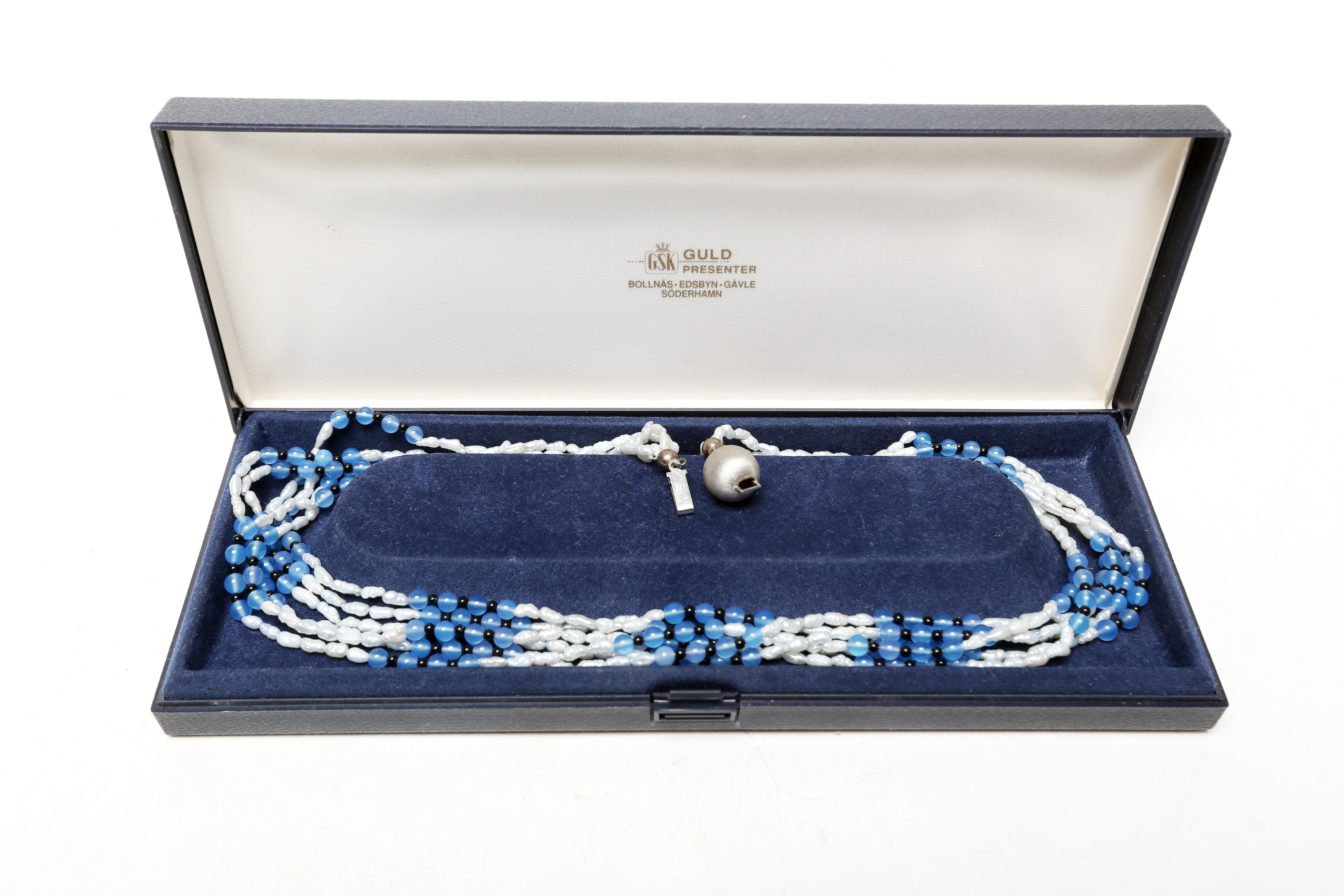 HALSBAND, enligt uppgift pärlor, blå agat, onyx, silverlås.
