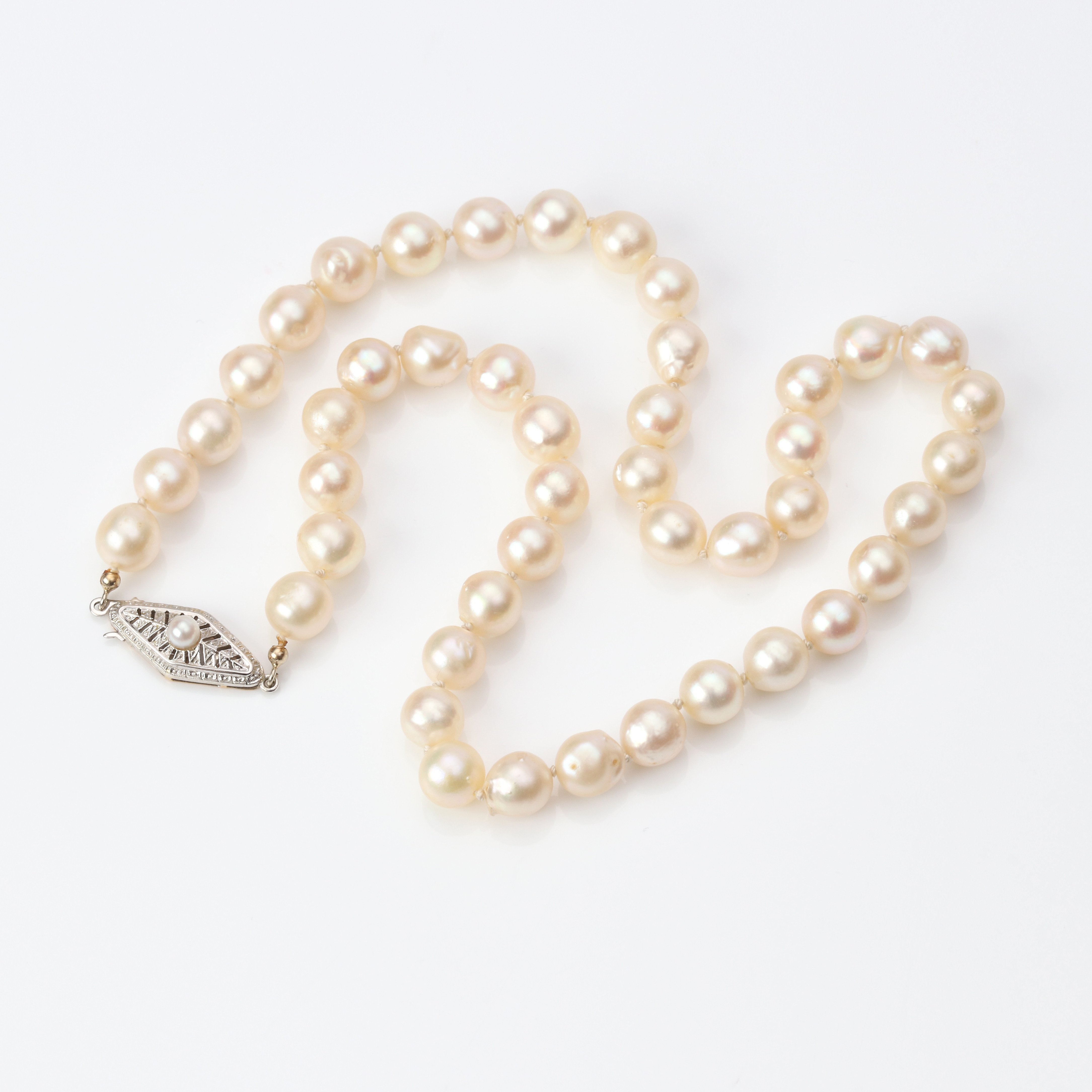 PÄRLCOLLIER. Odlade pärlor, lås i 18k röd- och vitguld.