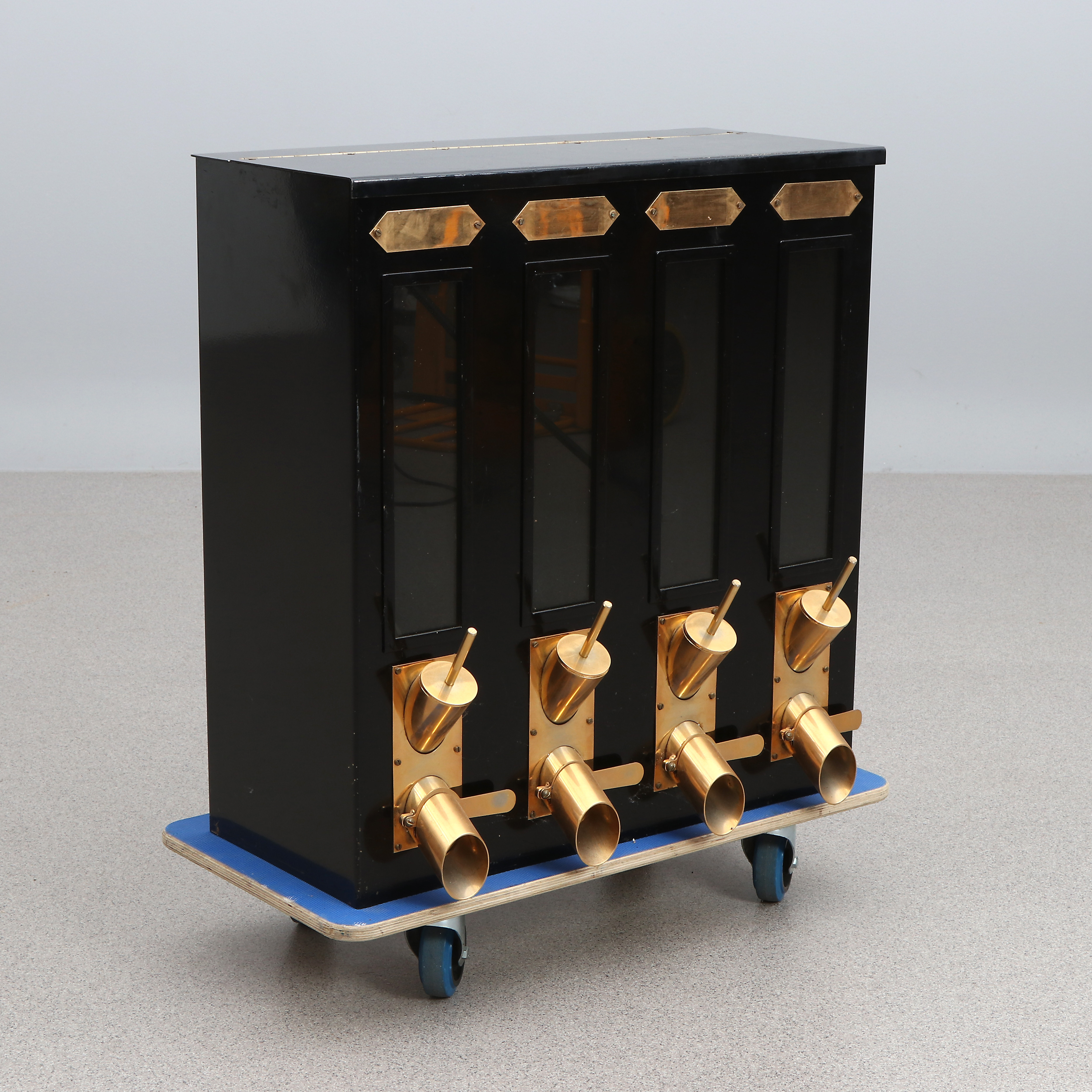 KAFFEBEHÅLLARE. Lackerad och förgylld metall. Samtida tillverkning.