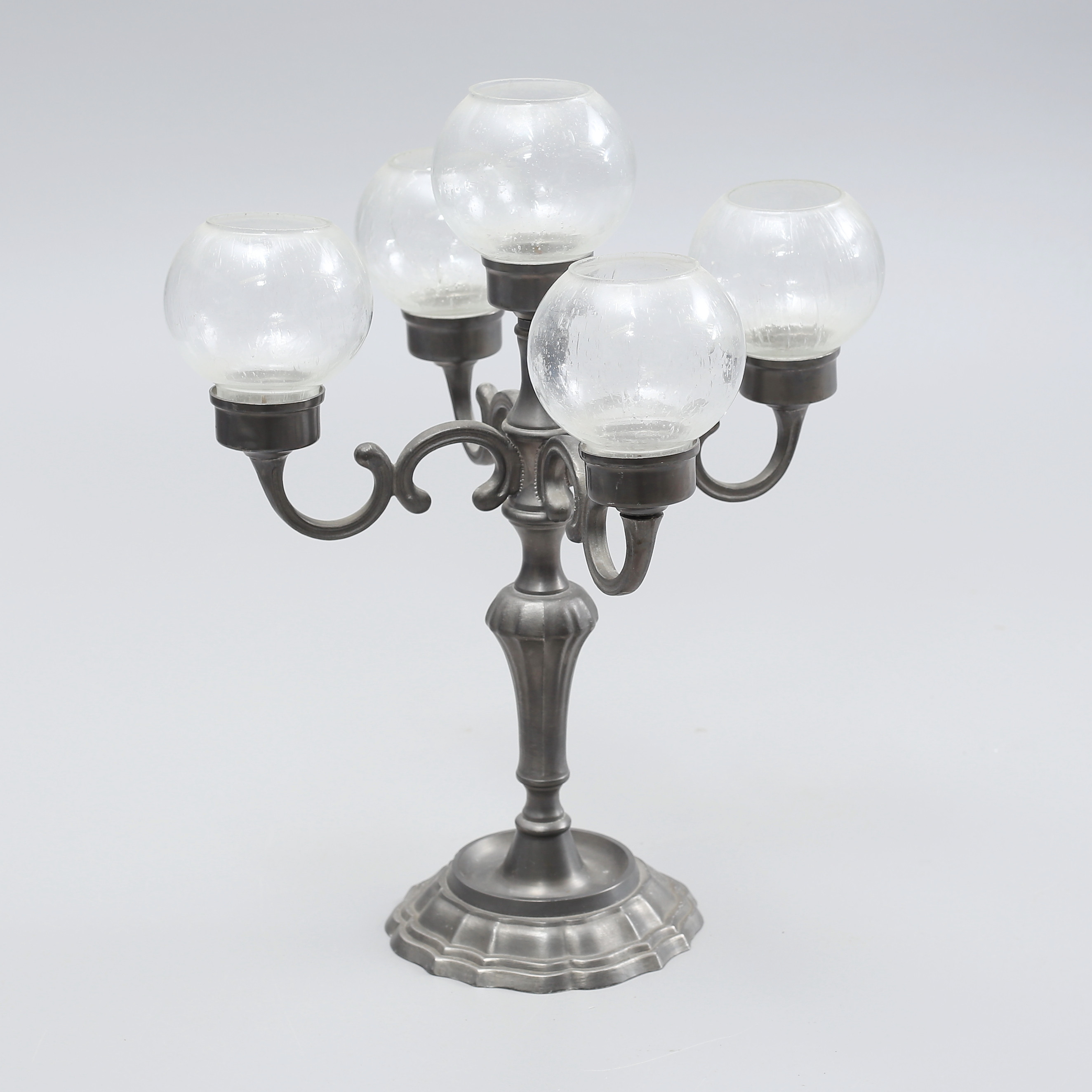 KANDELABER, tenn, 5 ljushållare med glaskupor, 1900-tal.