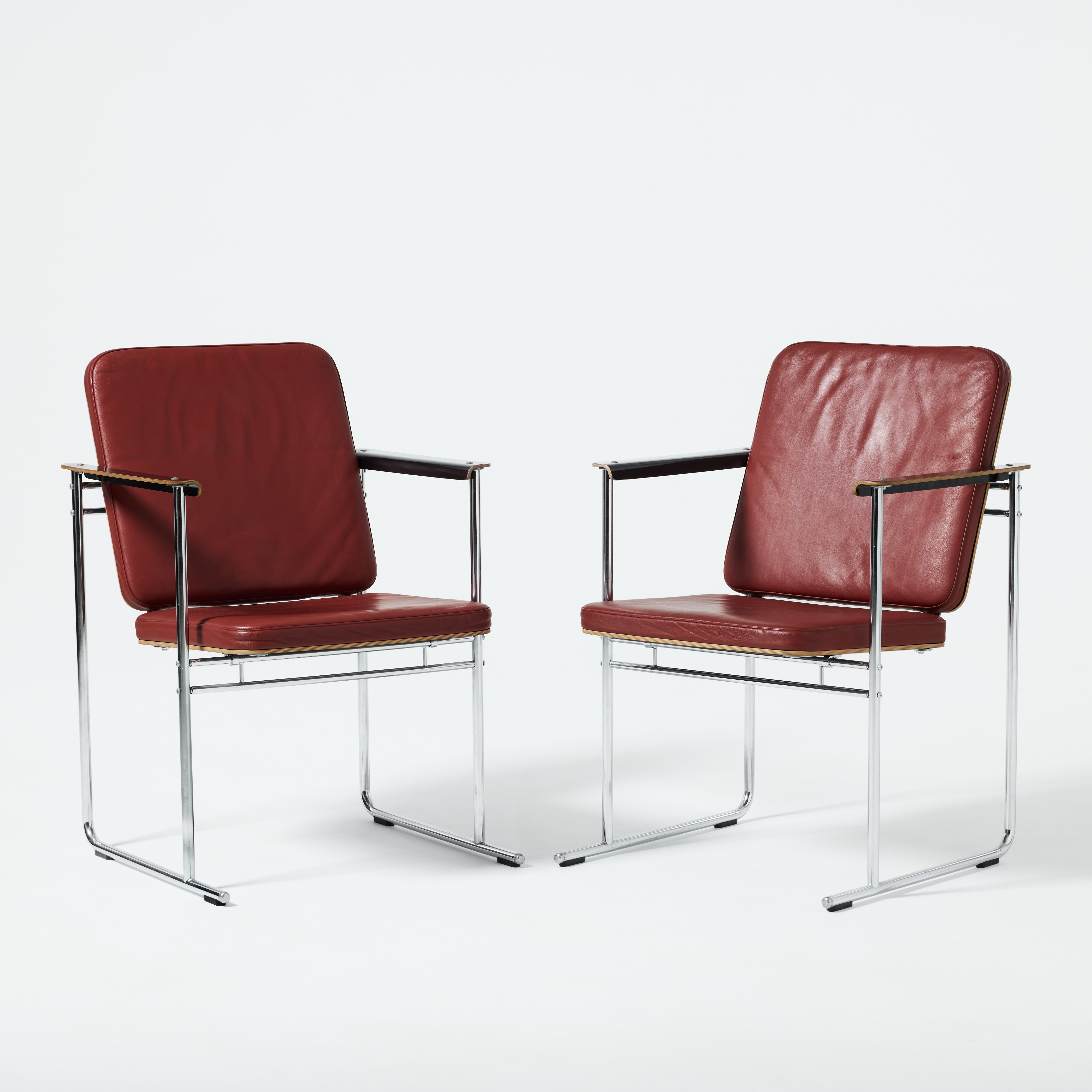 YRJÖ KUKKAPURO. "Skaala 474", karmstolar, ett par, Arvarte, Finland, kromat stål, klädsel i rött läder.