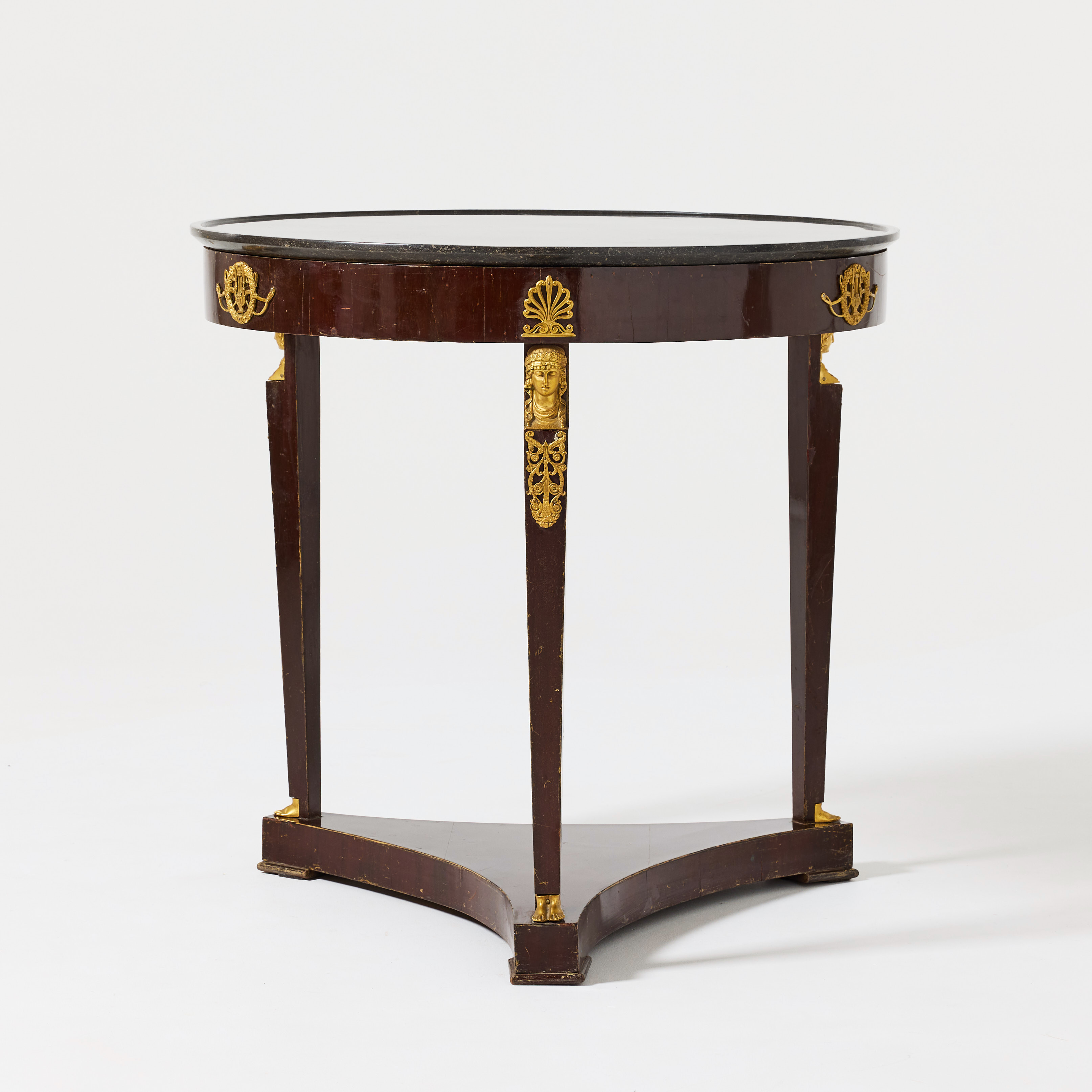 SALONGSBORD, 1800-talets andra hälft, fanerat i mahogny, beslag i förgylld brons, skiva i Noir de Golzinne.