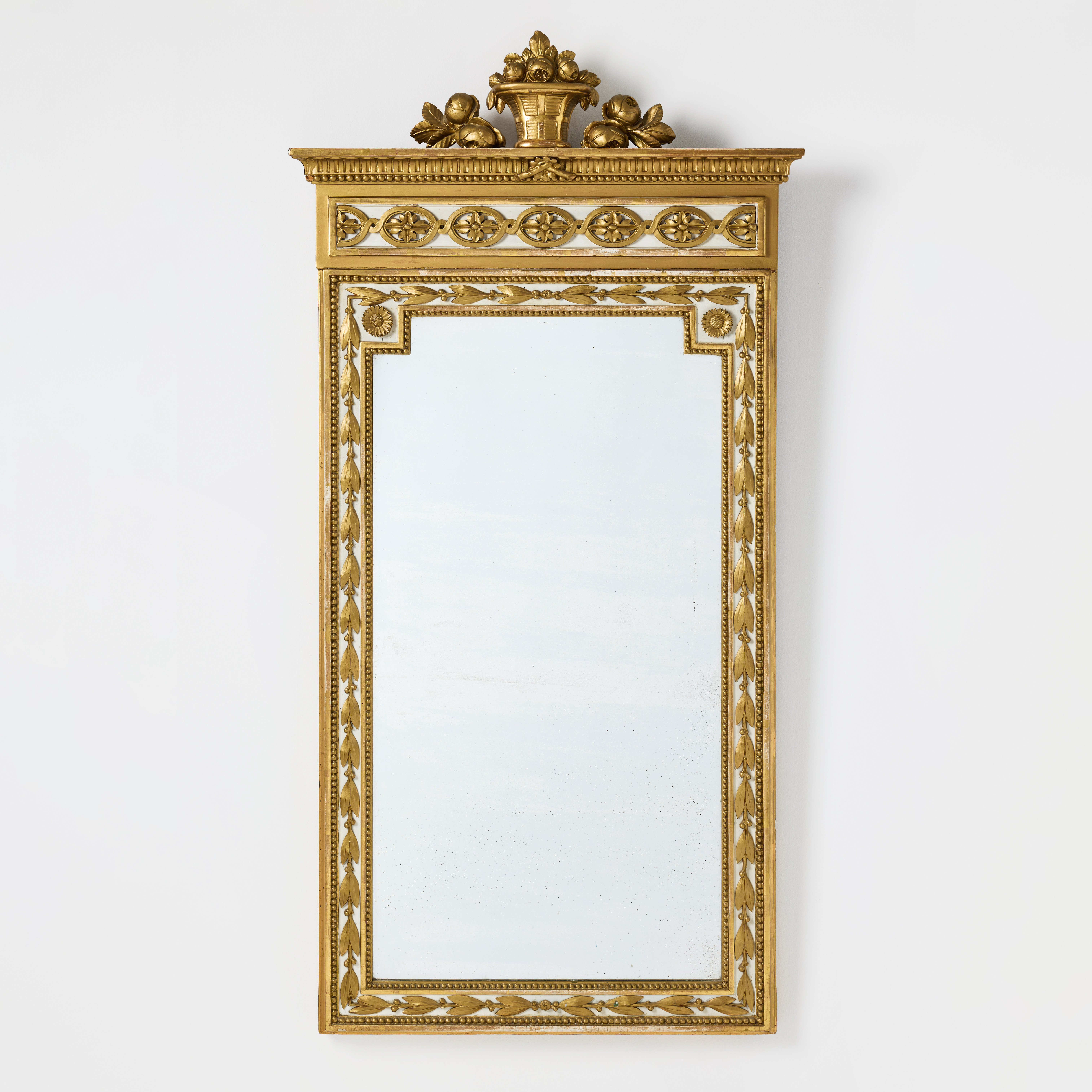 PEHR LJUNG (ornamentbildhuggare i Stockholm 1743-1819, kunglig hovbildhuggare 1788) tillskriven, spegel, sengustavianskt stockholmsarbete, träskuren dekor, förgylld, bronserad och bemålad.