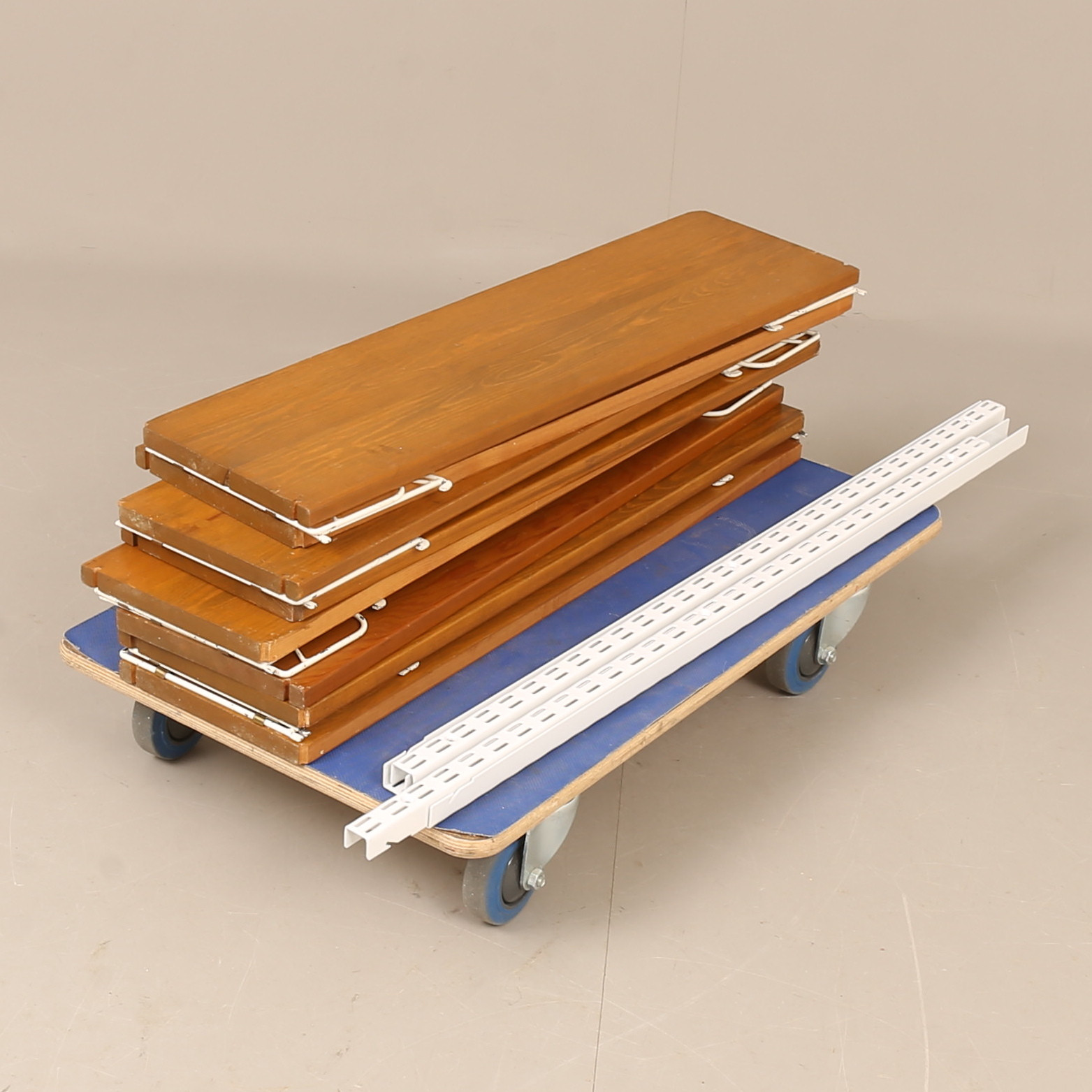 VÄGGHYLLA, trä, metall, 1900-talets andra hälft.