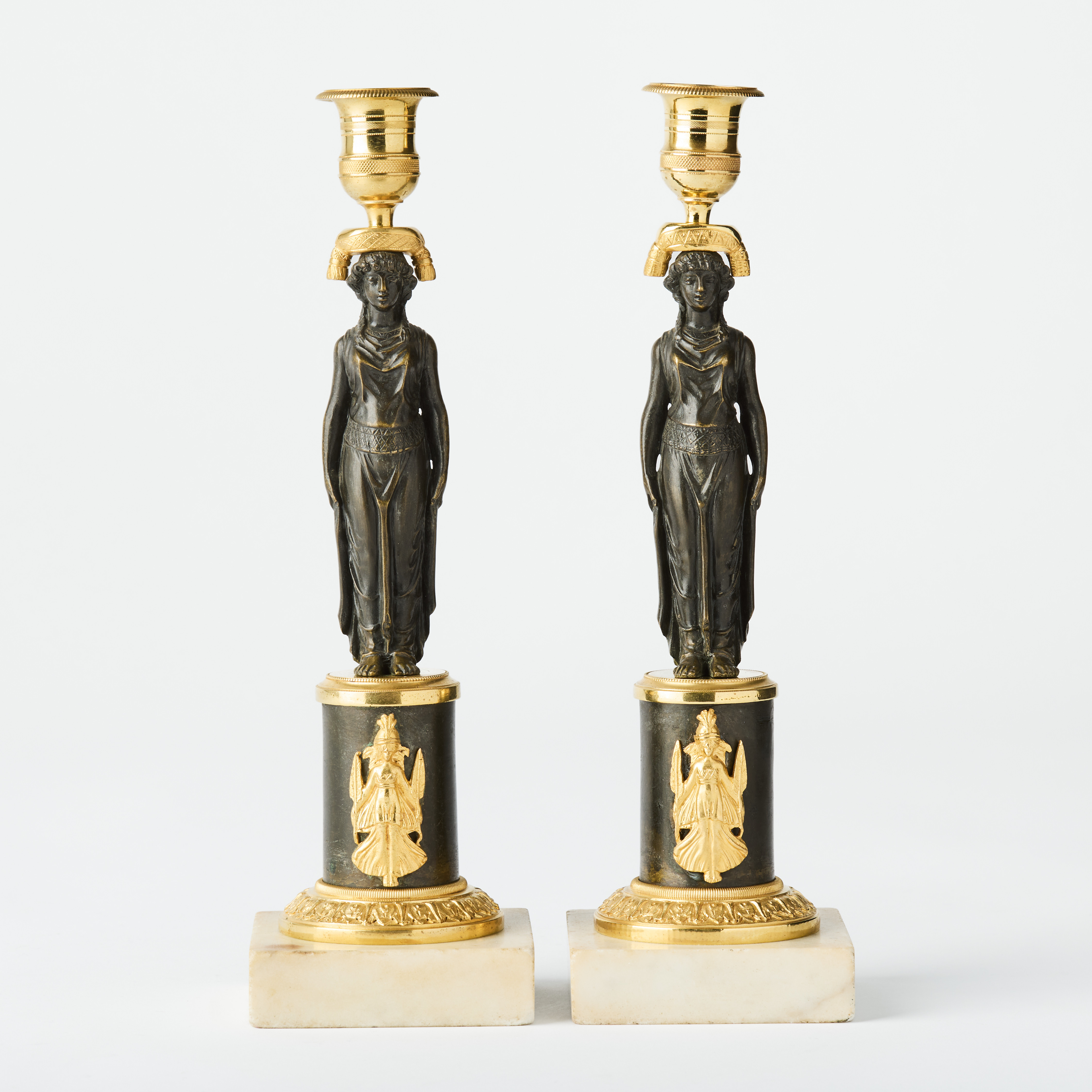 LJUSSTAKAR, ett par, Directoire, 1800-talets början, delvis brännförgylld och mörkpatinerad brons och mässing.