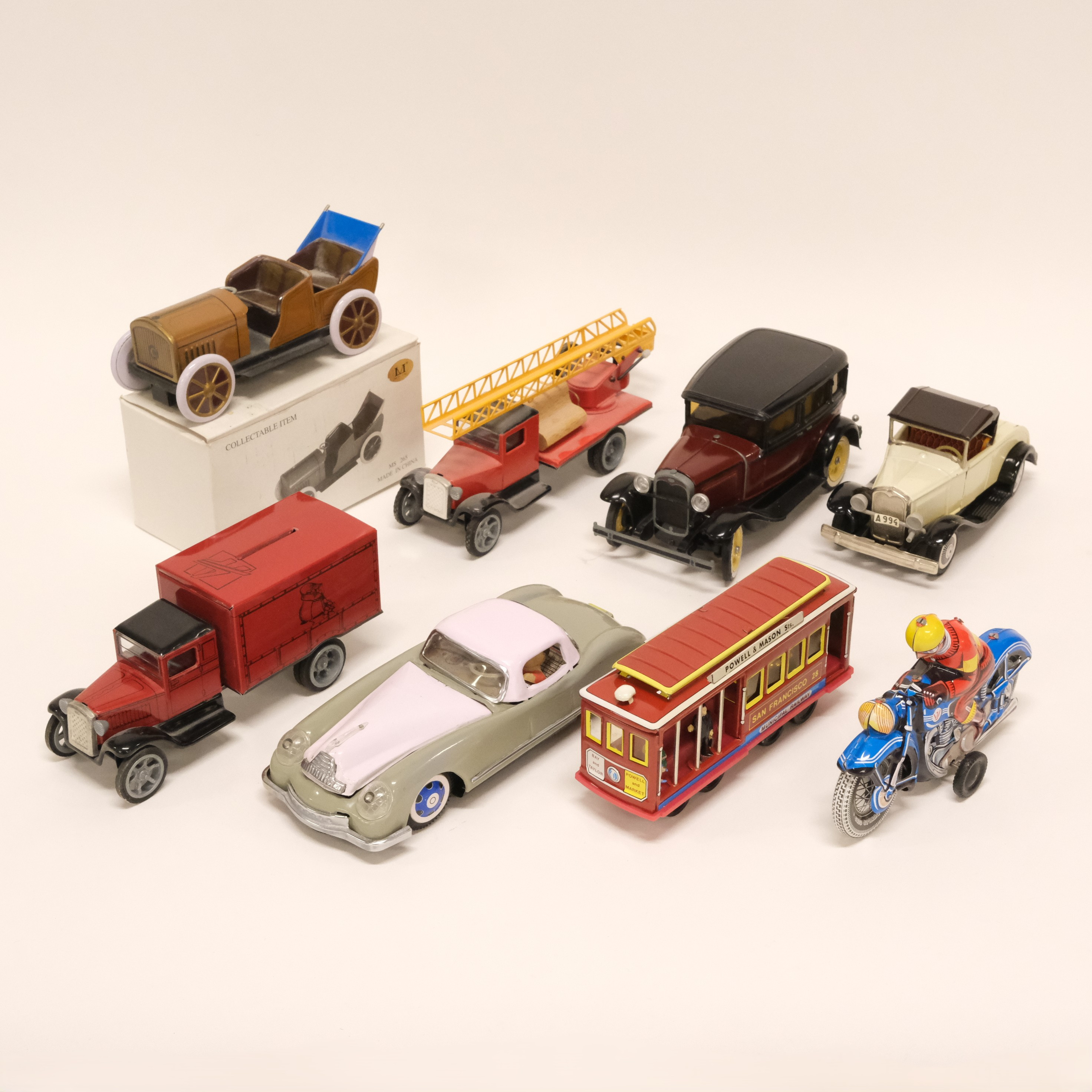 PLÅTLEKSAKER, ÅTTA DELAR. JOSEPH WAGNER, HUBLEY TOY M.M.