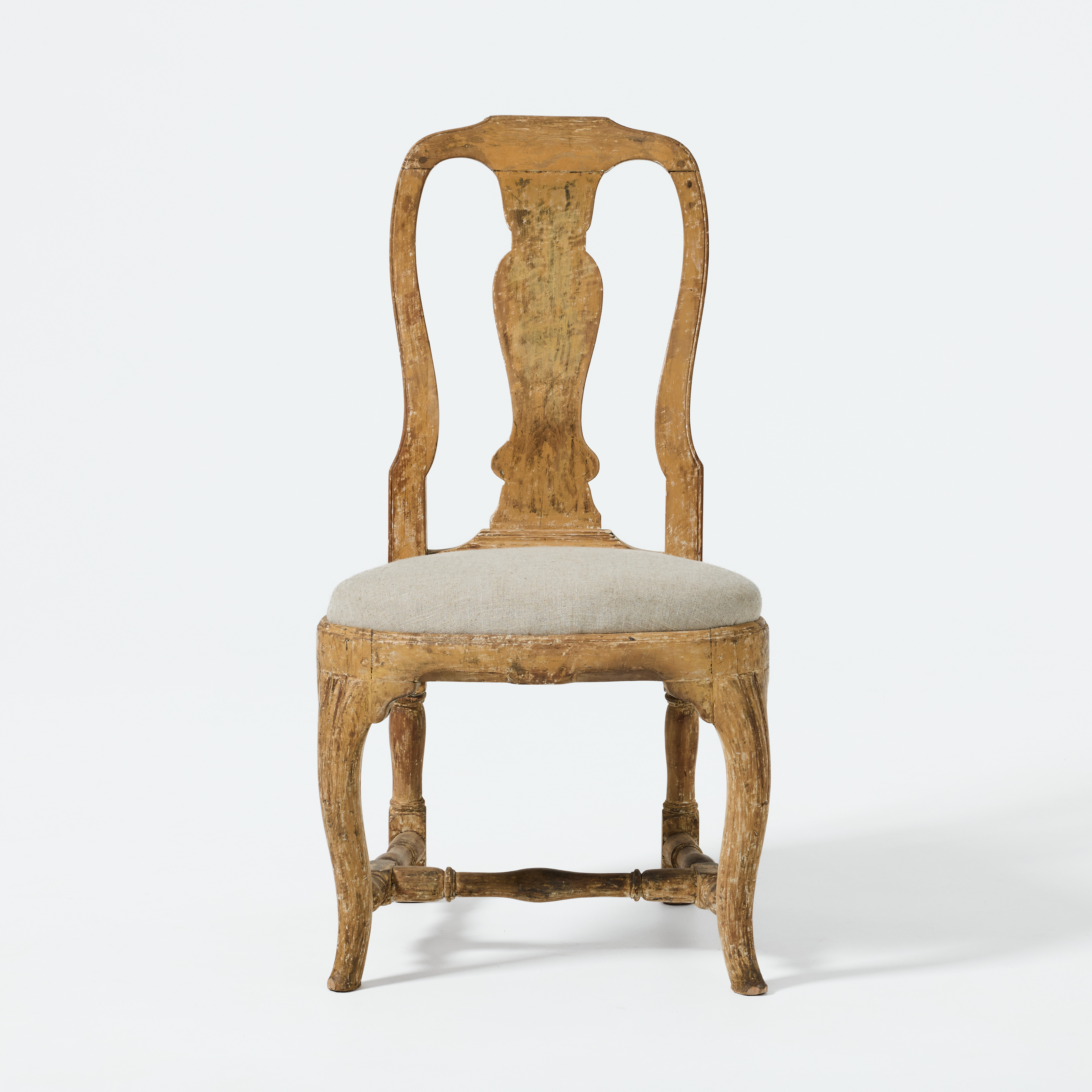 ÄMBETSMANNASTOL, stockholmsarbete i rokoko, omkring 1700-talets mitt, träskuren dekor, framtagen originalfärg i gulockra, skuren numrering på frontsargens insida 85.