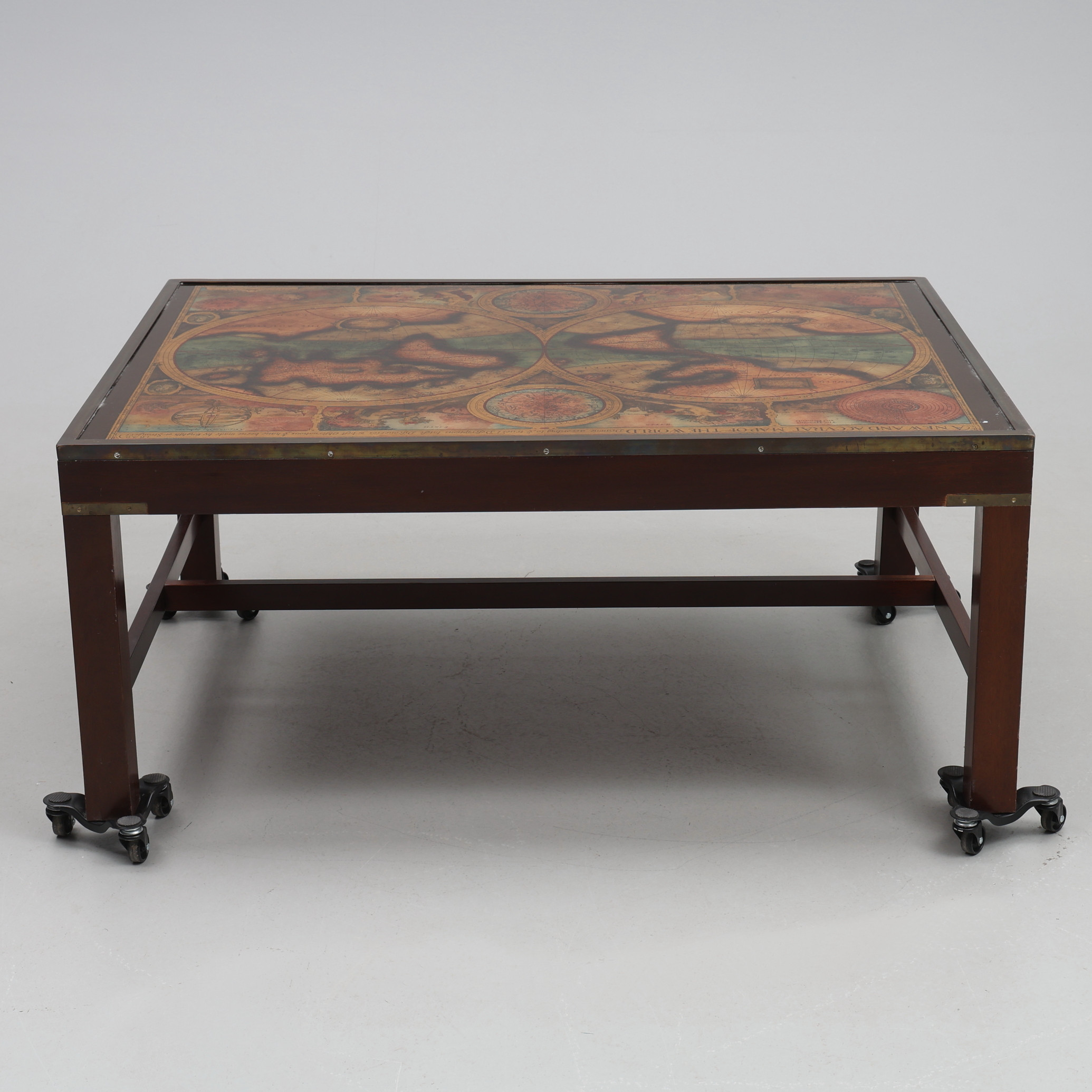 SOFFBORD med toppskiva av världskarta, 1900-tal.