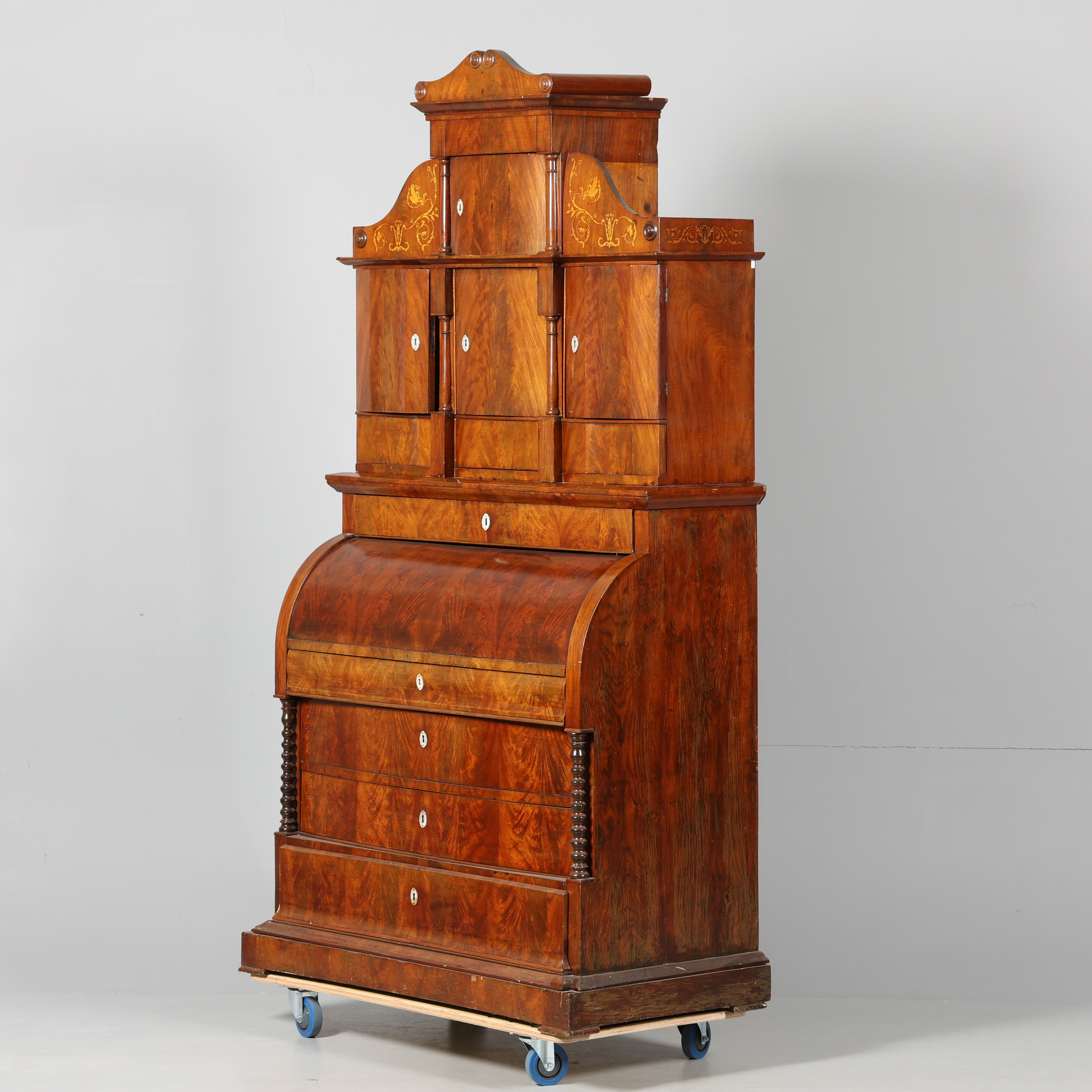 SKRIVSKÅP, med rullklaff, empire, 1800-talets första hälft, mahogny.