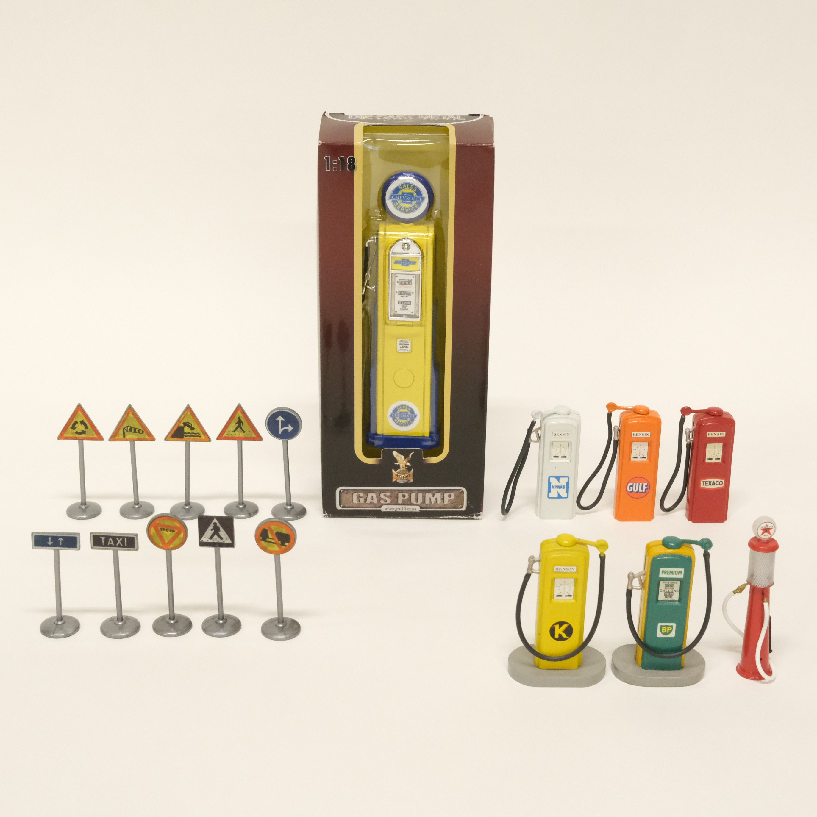 TEKNO. VÄGSKYLTAR. SAMT DEKORATIONER IFORM AV BENSINPUMPAR.