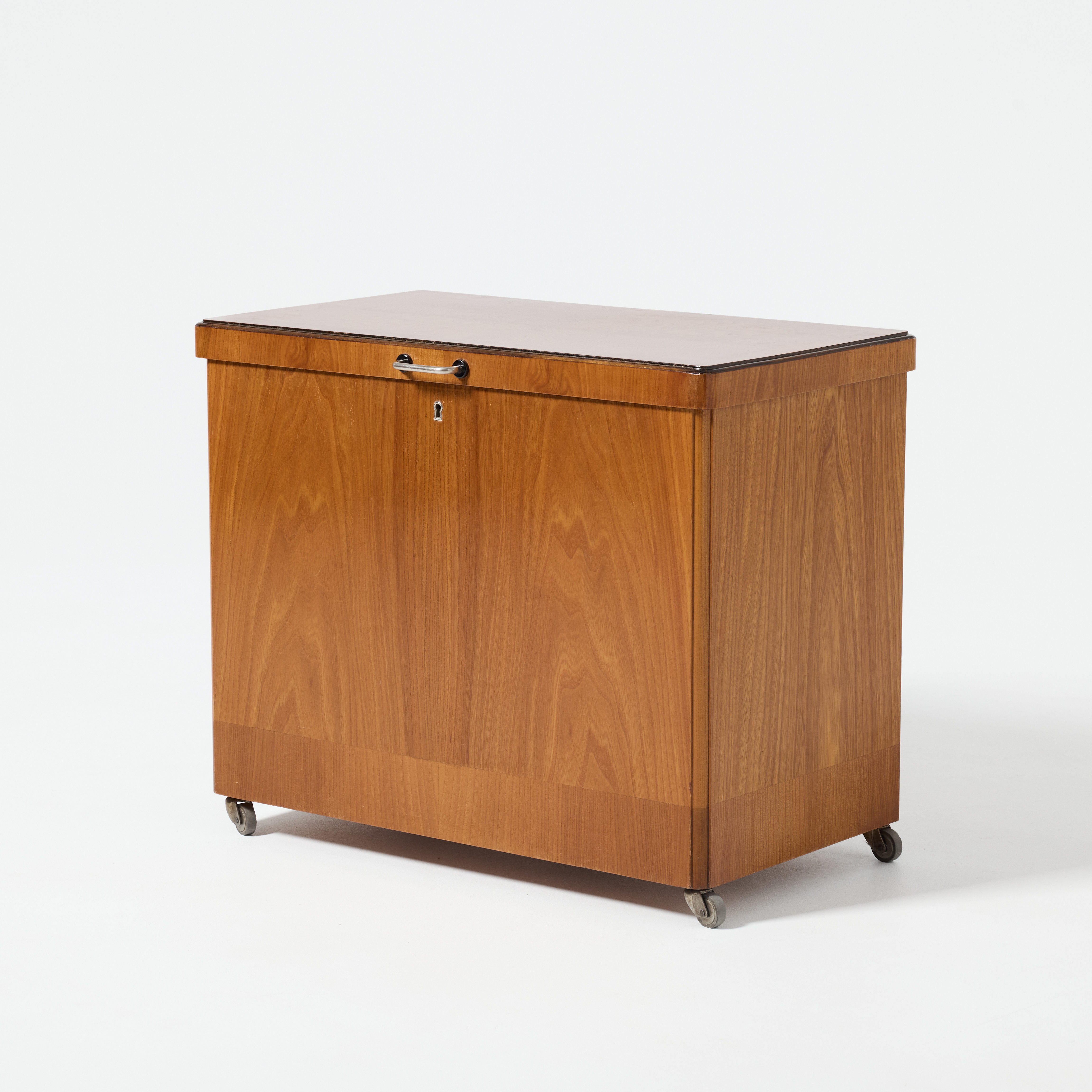 BARSKÅP, Sverige 1930/40-tal, alm och björk med kromade beslag, på hjul.