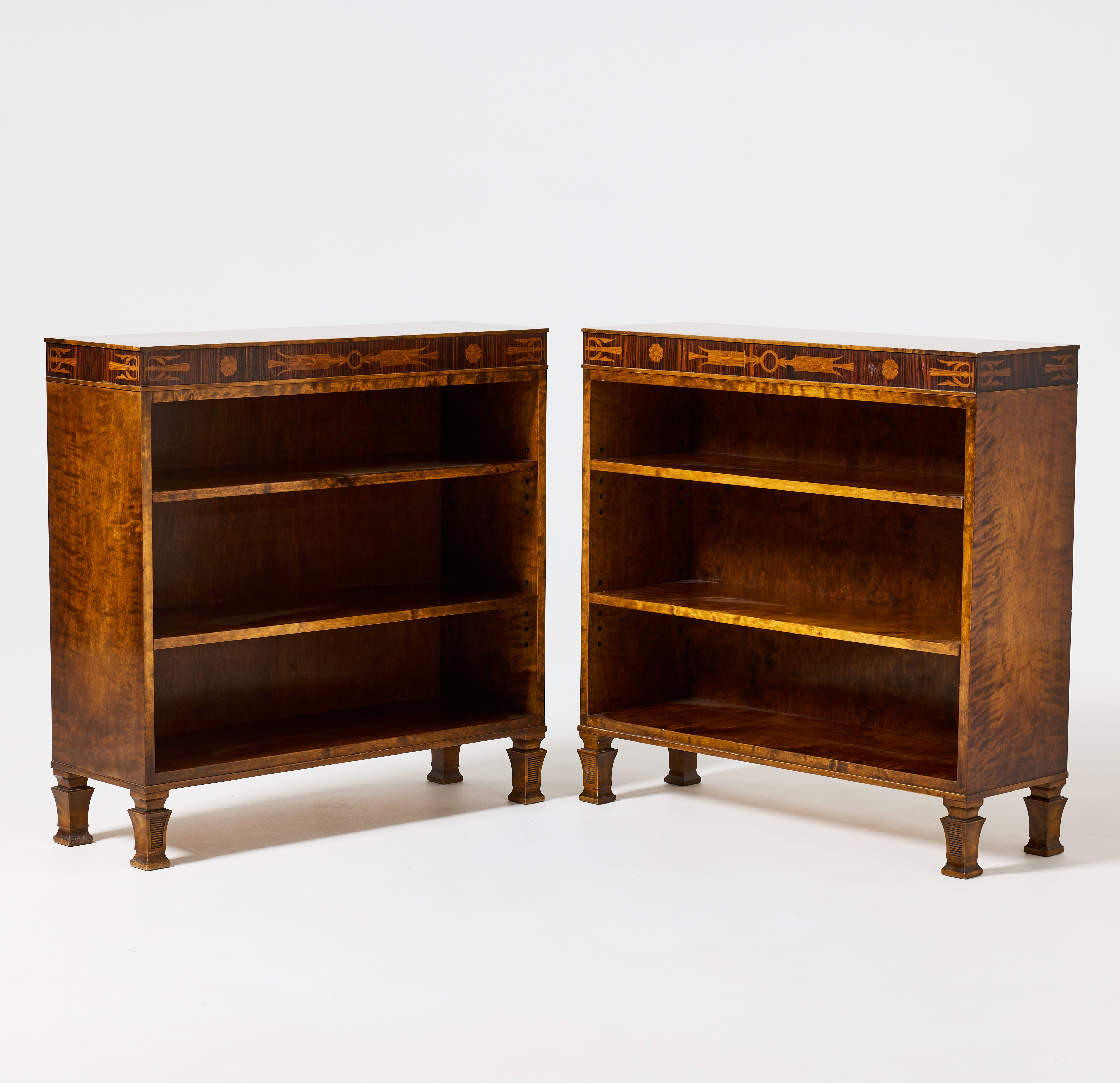 SVENSKA MÖBELFABRIKERNA BODAFORS. Bokhyllor, ett par, 1920/30-tal, Swedish Grace, flammig björk med inläggningar i palisander och fruktträd.