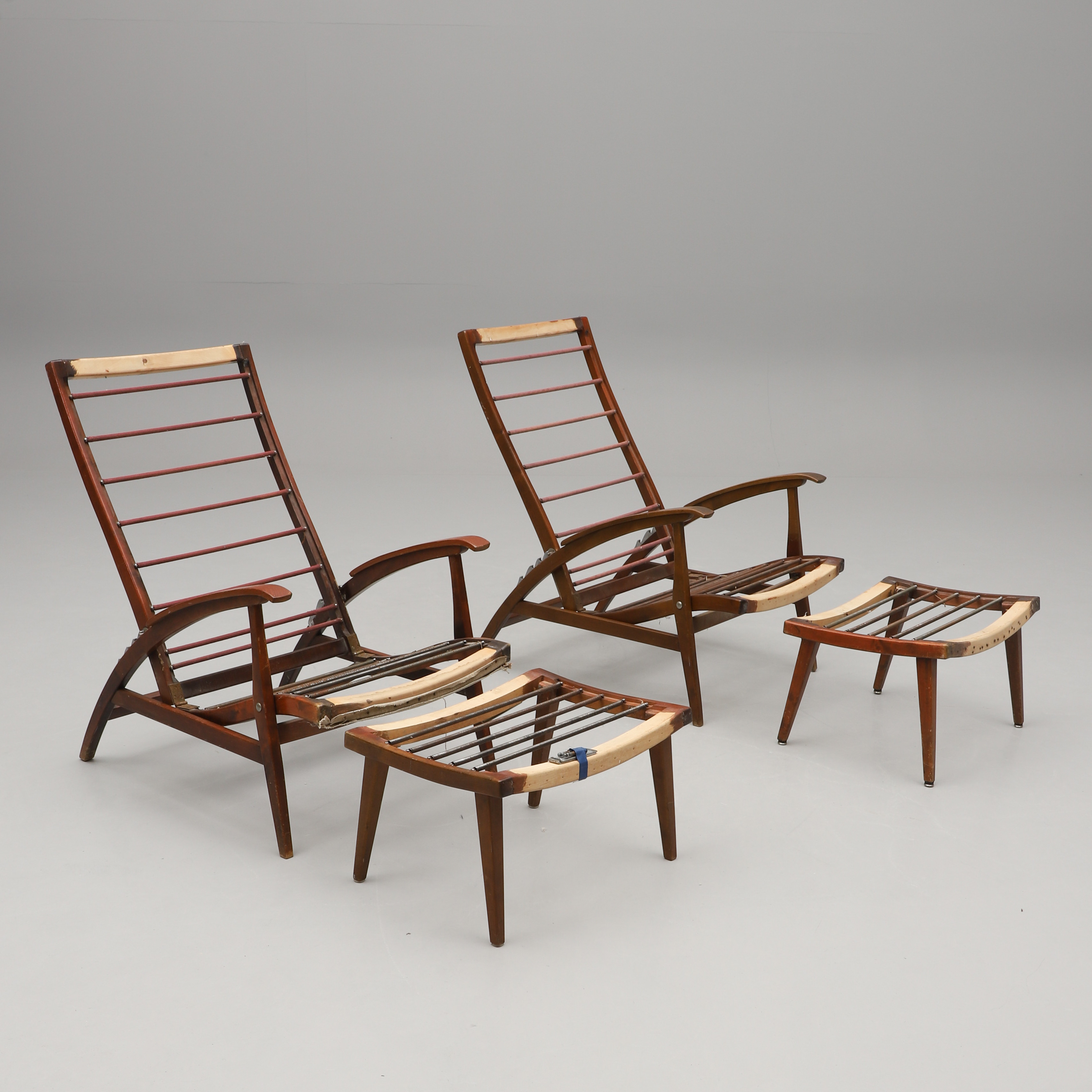 FÅTÖLJER MED FOTPALL, ett par, 1900-talets mitt.