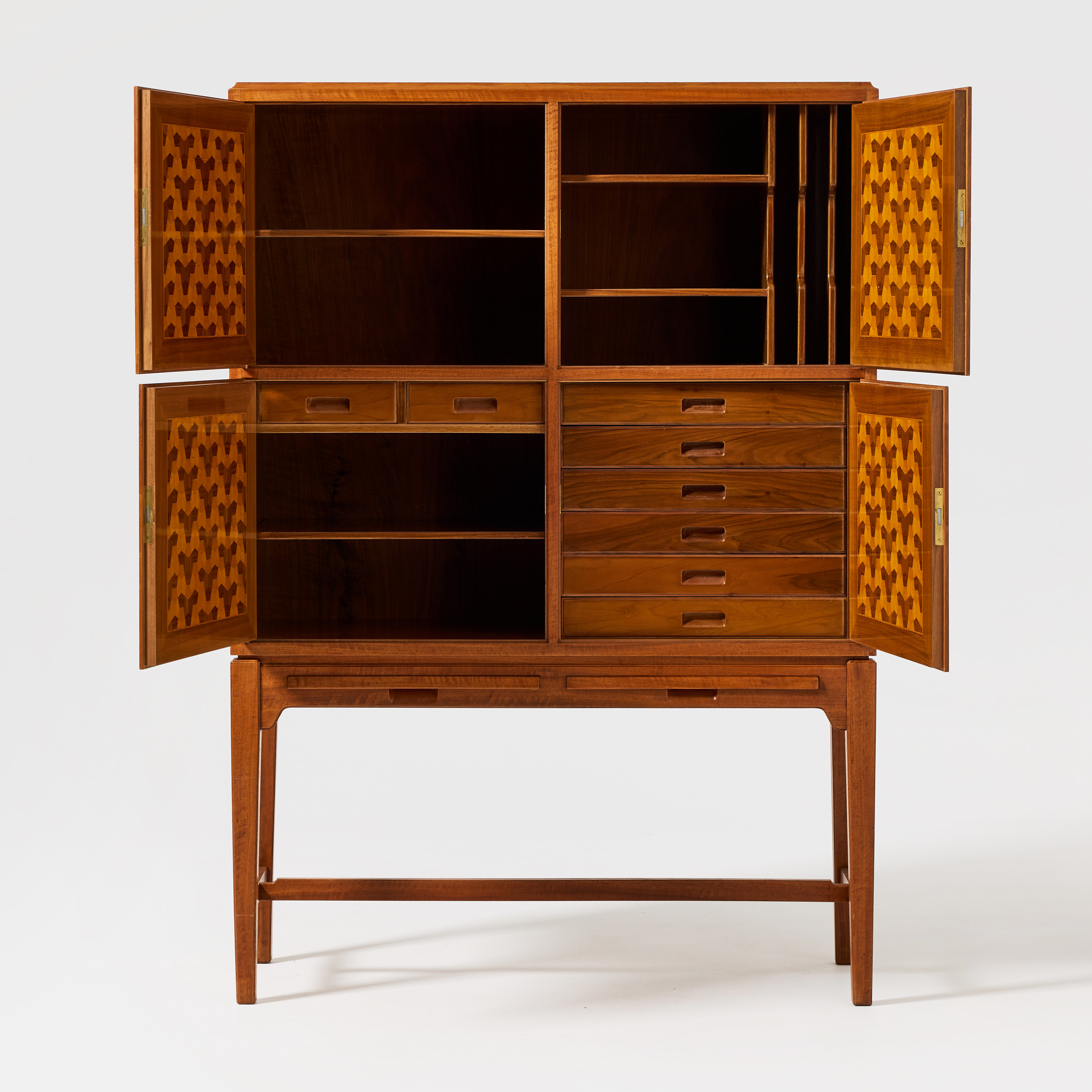 SKÅP, Sverige 1940/50-tal, Swedish Modern, valnöt med geometriska inläggningar i lövträ.