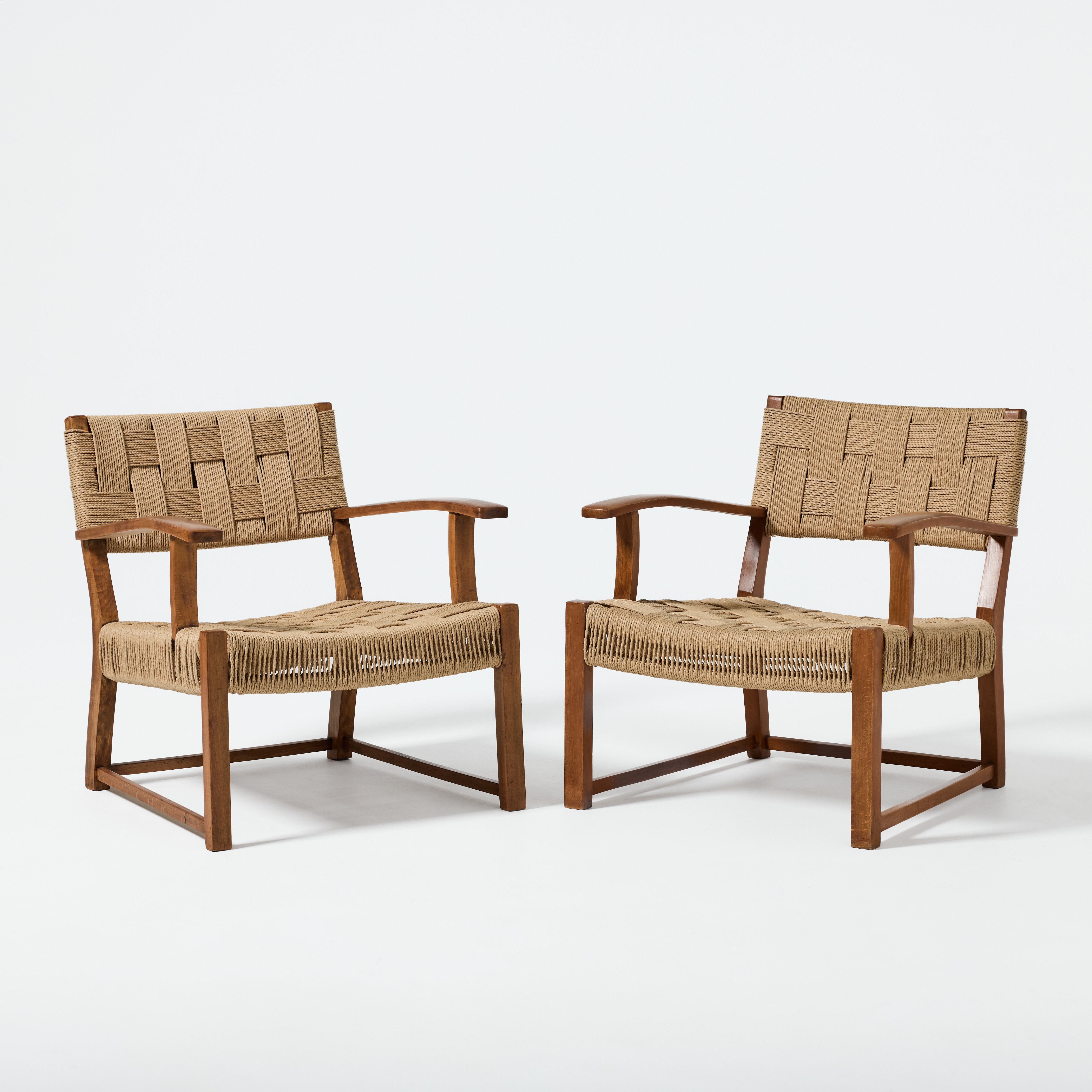 KARMSTOLAR, ett par, Danmark 1940-tal, betsad björk, sitsar och ryggar flätade i sjögräs.