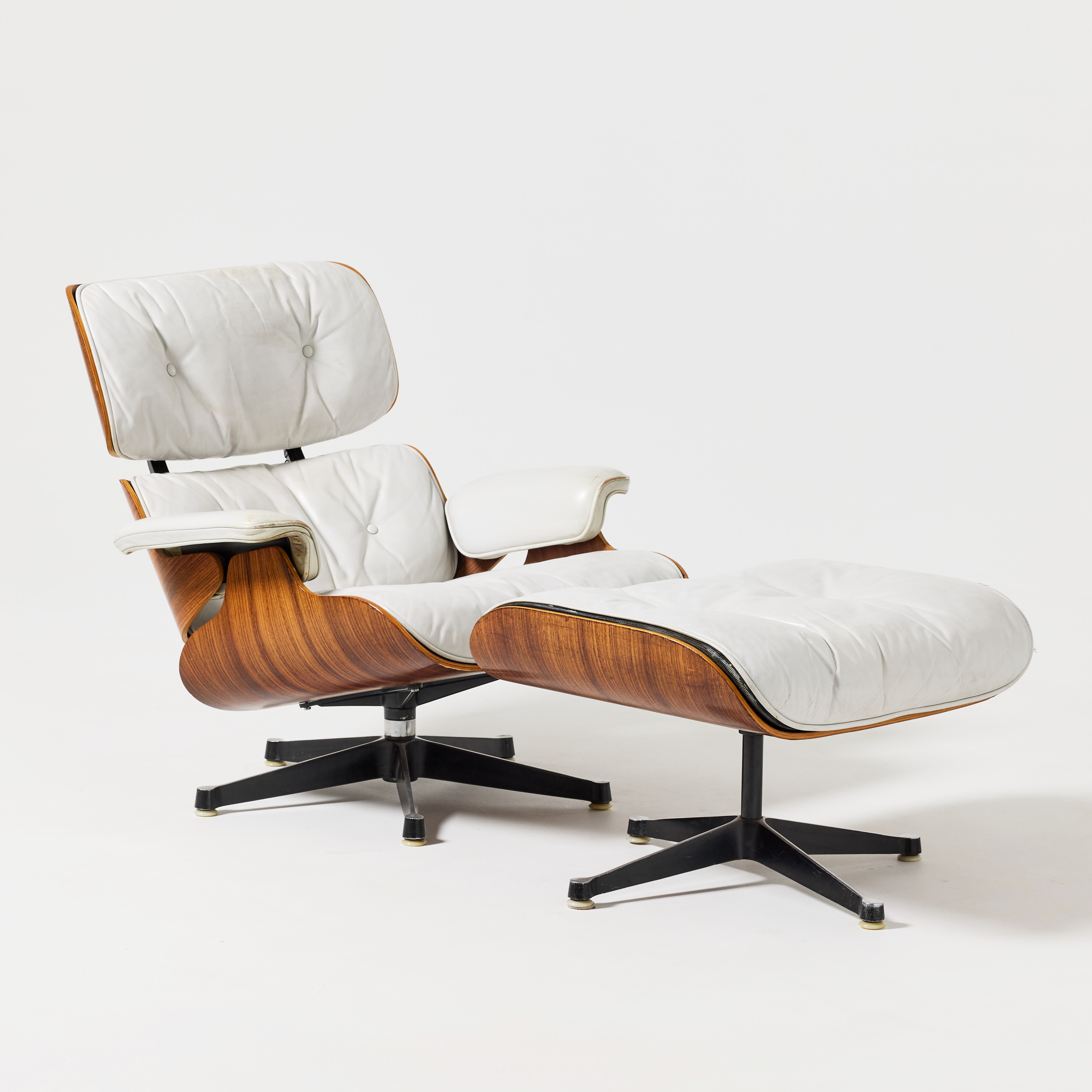 CHARLES EAMES. "Lounge Chair With Ottoman", fåtölj med fotpall, Vitra, 1960/70-tal, modellnummer 670 respektive 671, santos palisander.