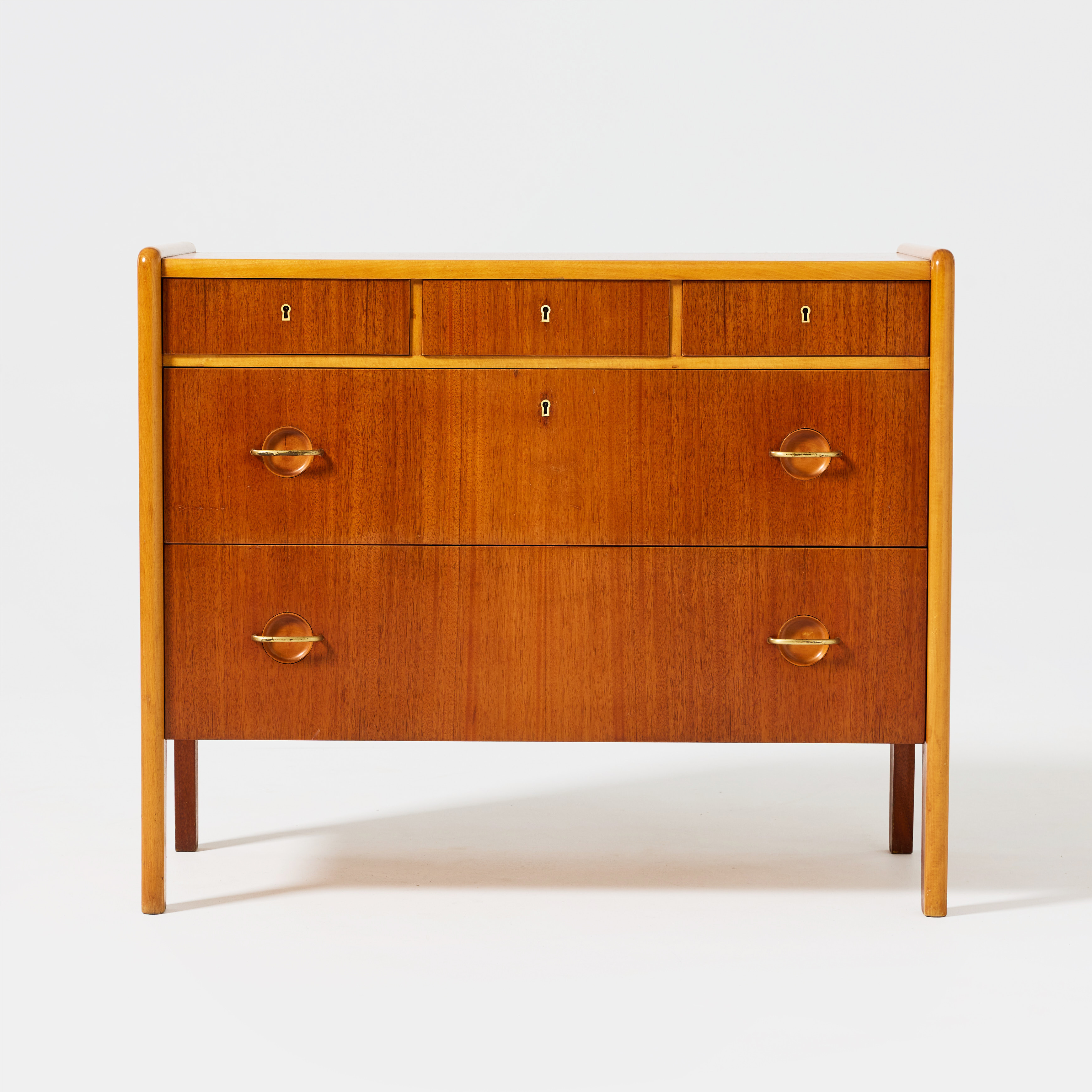 BYRÅ, Swedish Modern, mahogny och fruktträd, handtag i mässing.