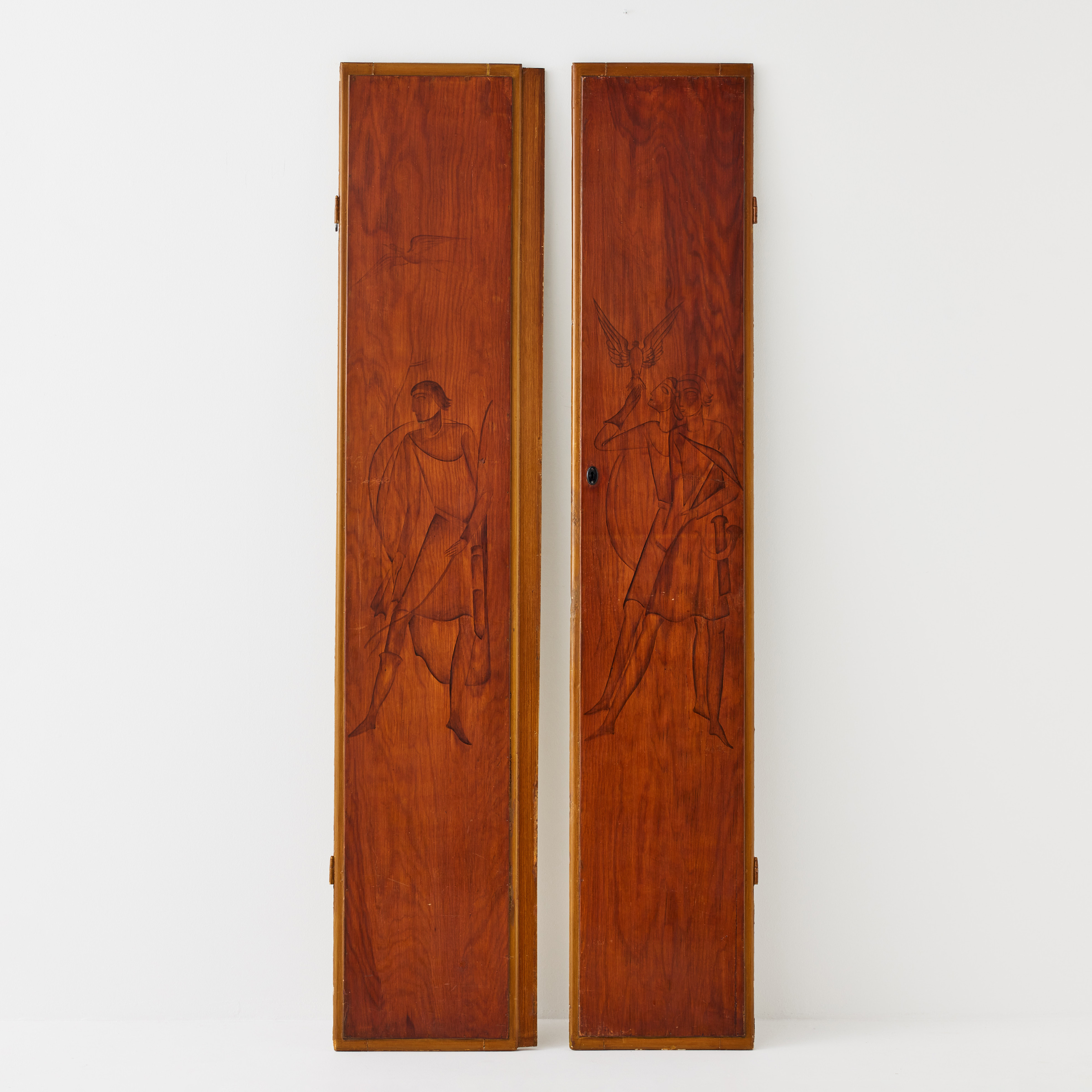 AXEL SALTO. Dörrblad, ett par, Danmark, bemålad fur med mlad dekor av falkonerare.