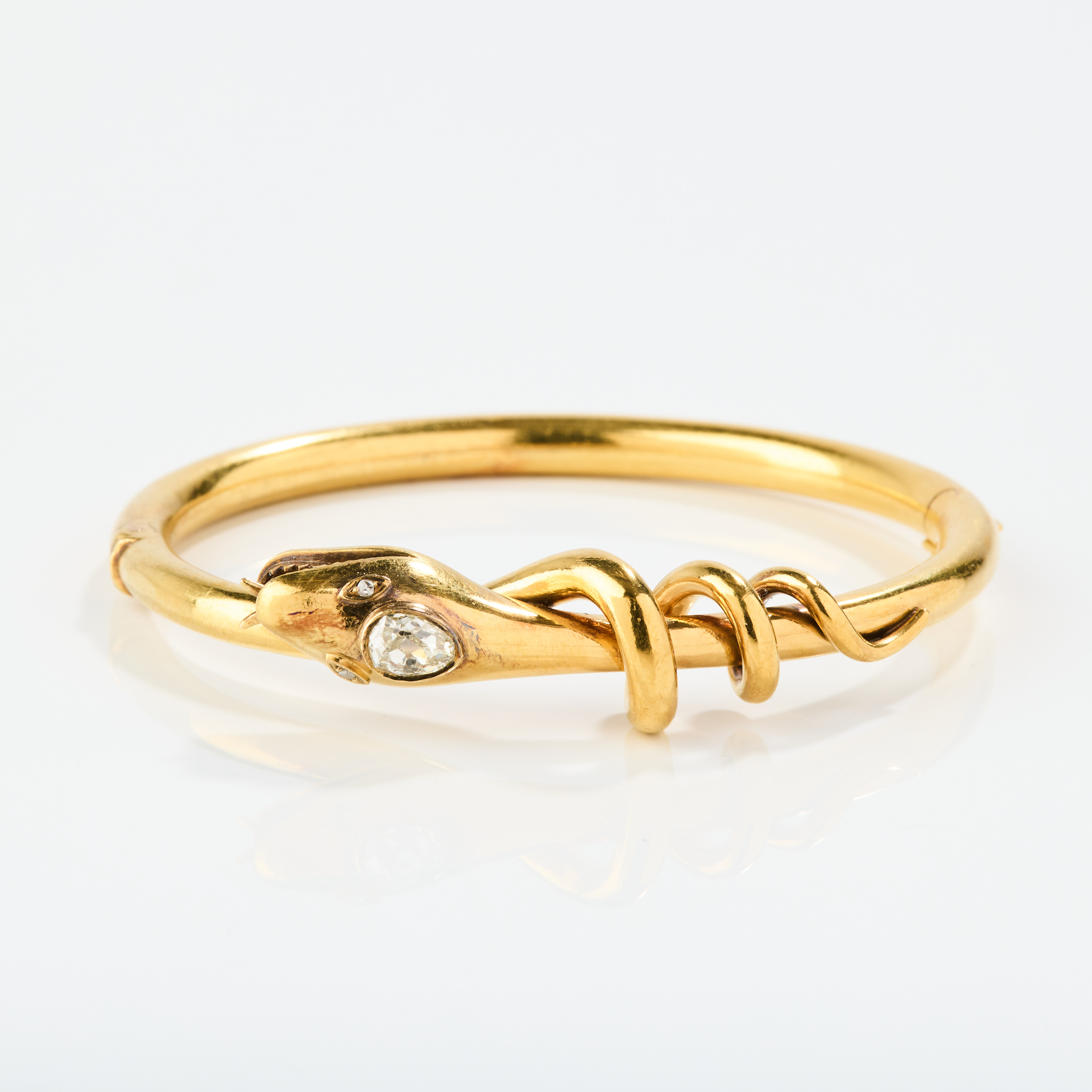 DROTTNING LOVISAS ARMRING, 18K guld med en diamant, omkring 1850.