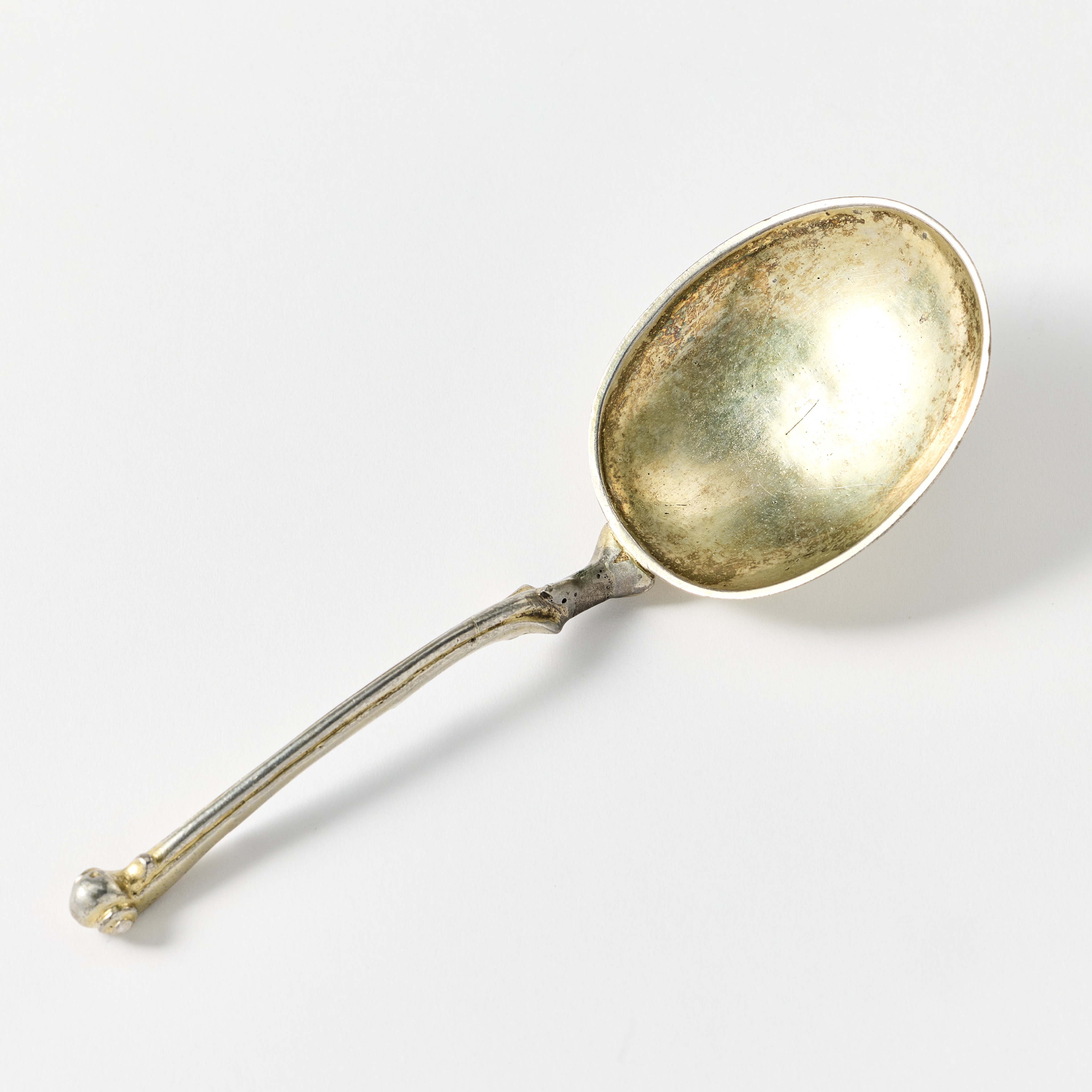 SKED, med broskornerat skaft, förgyllt silver, ostämplad. Sannolikt Tyskland 1600-tal.