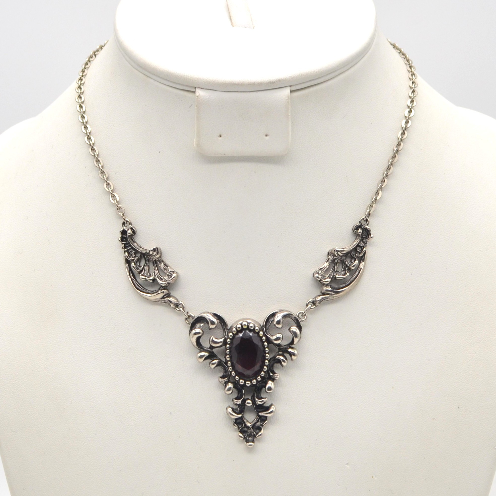 TRACHTENSCHMUCK, ROTER FARBSTEIN, VERSILBERT, DUNKEL PATINIERT, 20. JAHRHUNDERT.