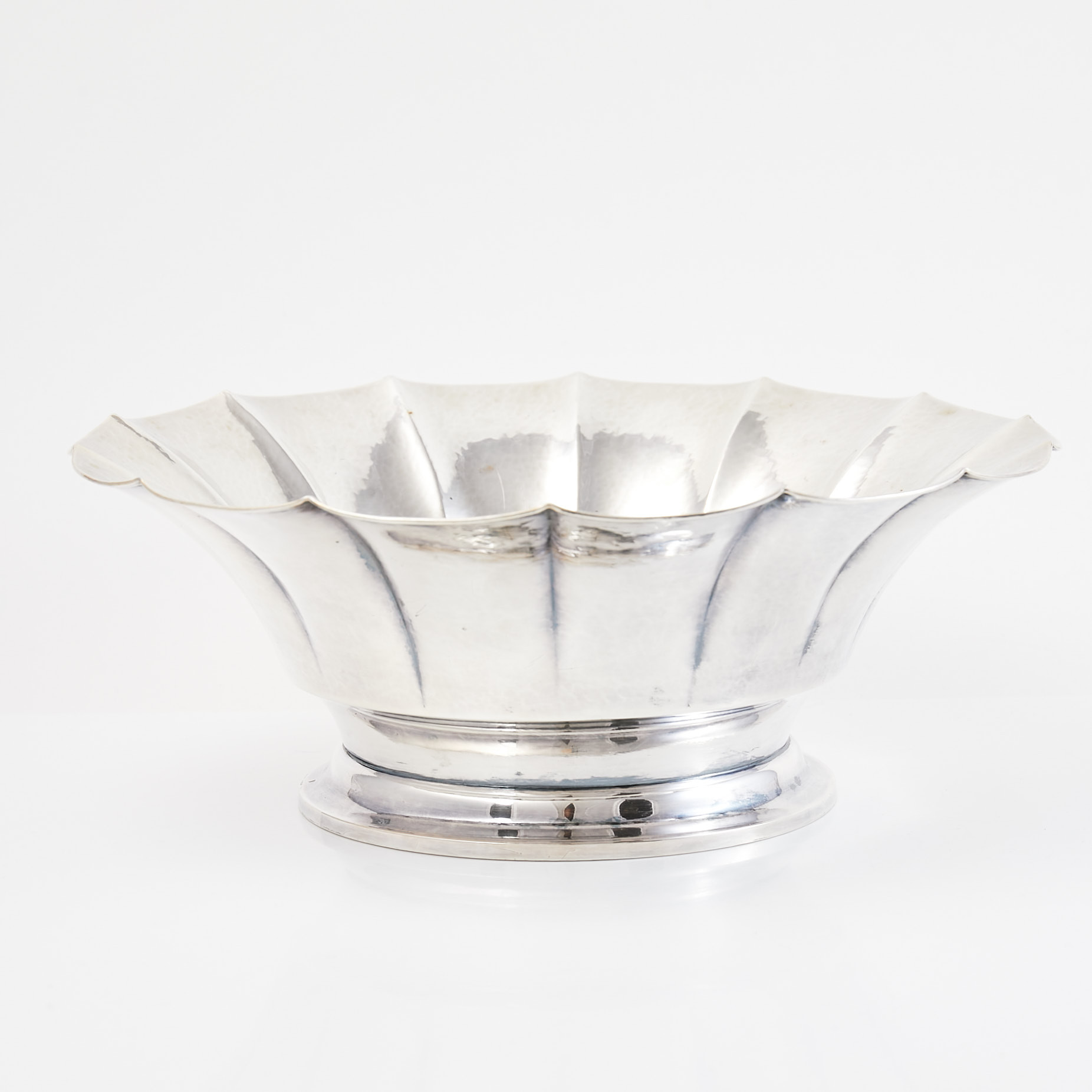 SKÅL, silver, Tyskland, på rund fot, reliefåsar.