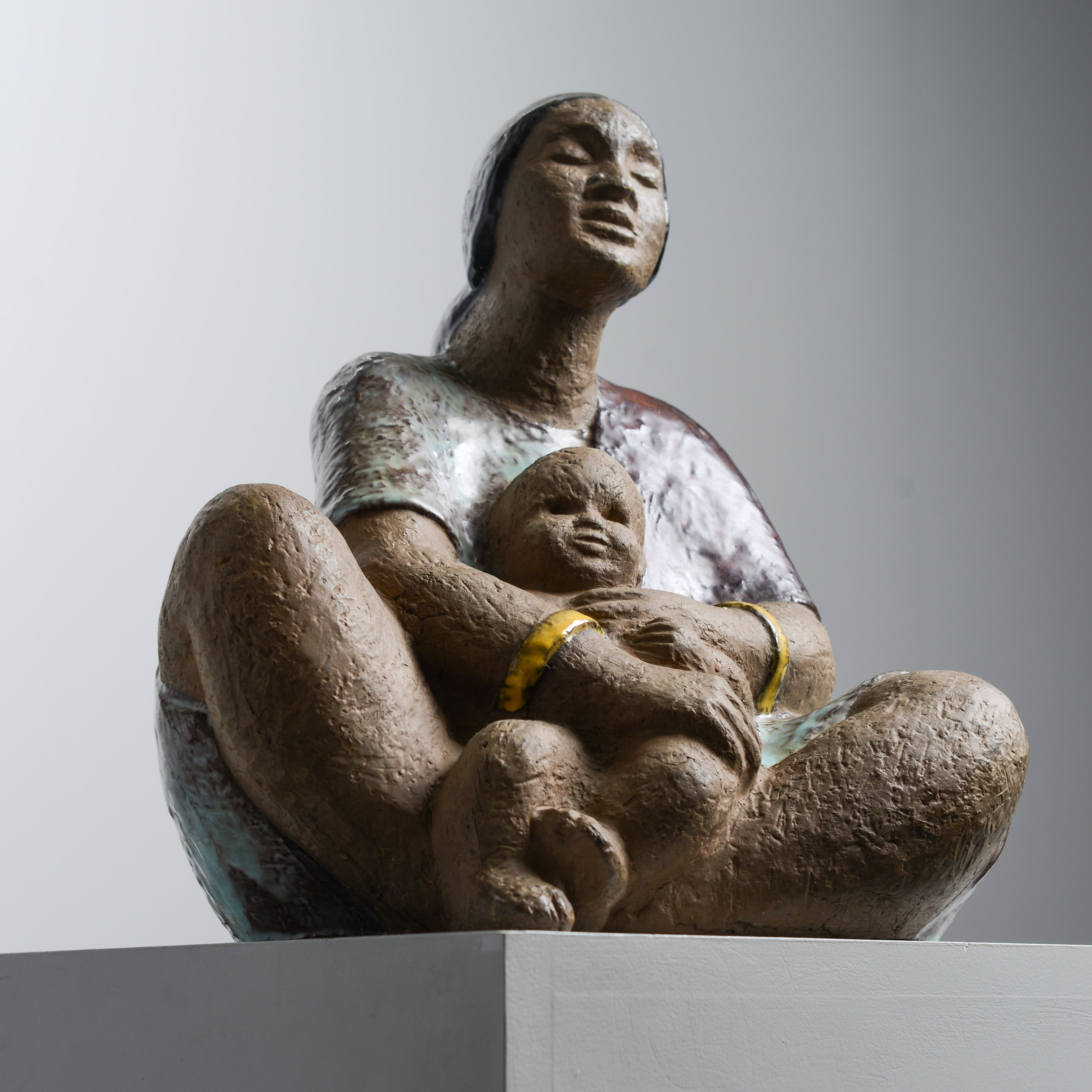 VICKE LINDSTRAND. Skulptur, kvinna och barn, Upsala-Ekeby, 1949.