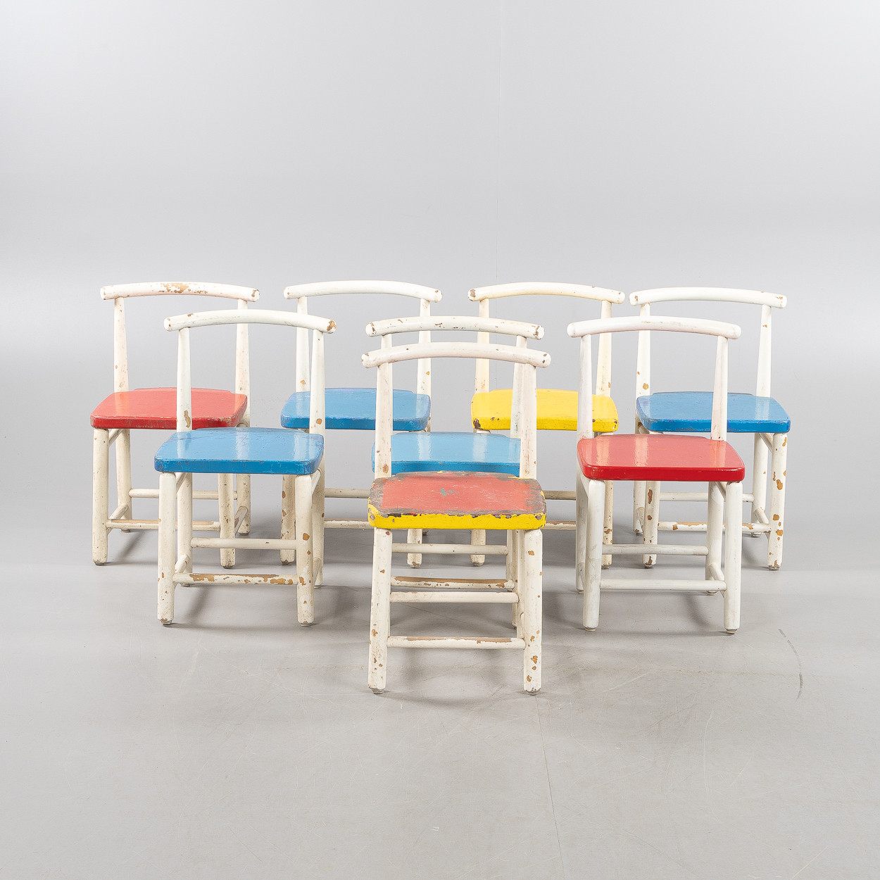 BARNSTOLAR, 8 stycken, bemålat trä, omkring 1900-talets mitt.