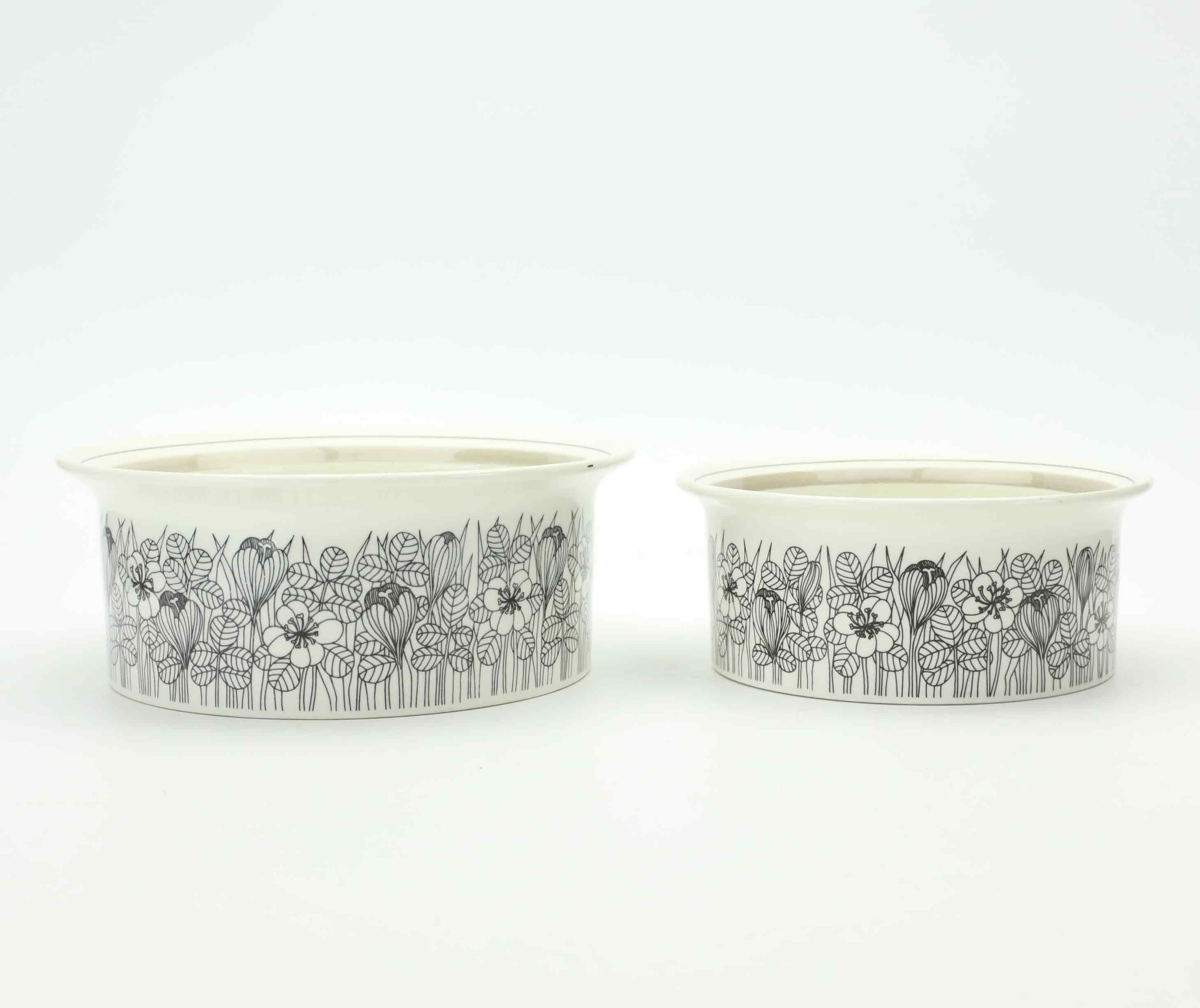 ESTERI TOMULA. Skålar, stengods, 2 st, "Krokus" Arabia, 1900-tal.