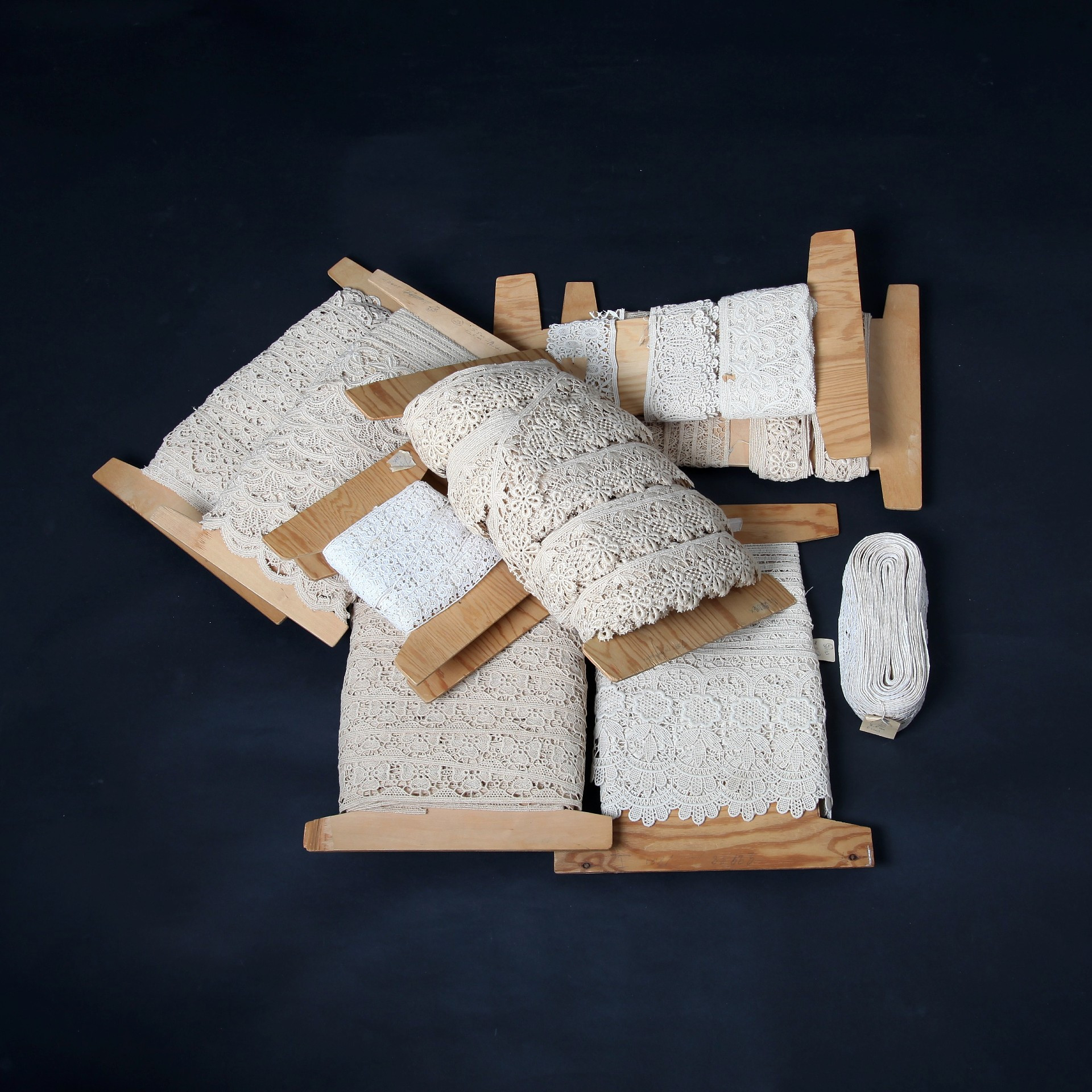 SPETS, total längd ca 290 meter, knypplad och virkad spets, 1900-tal.