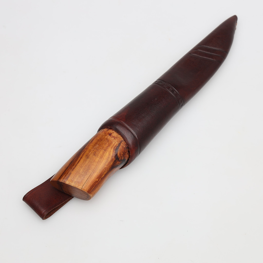 KNIV, signerat blad samt slida, 1900-tal.