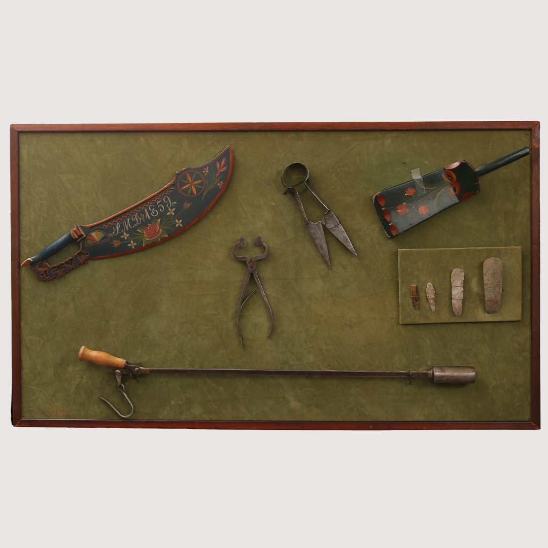 STENÅLDERSYXA och SKRAPOR 4 st., samt en grupp allmogeföremål, bemålat trä rsp. smide. Neoliticum ca. (4000 - 1700 f.Kr.) fram till 1800-talets slut.