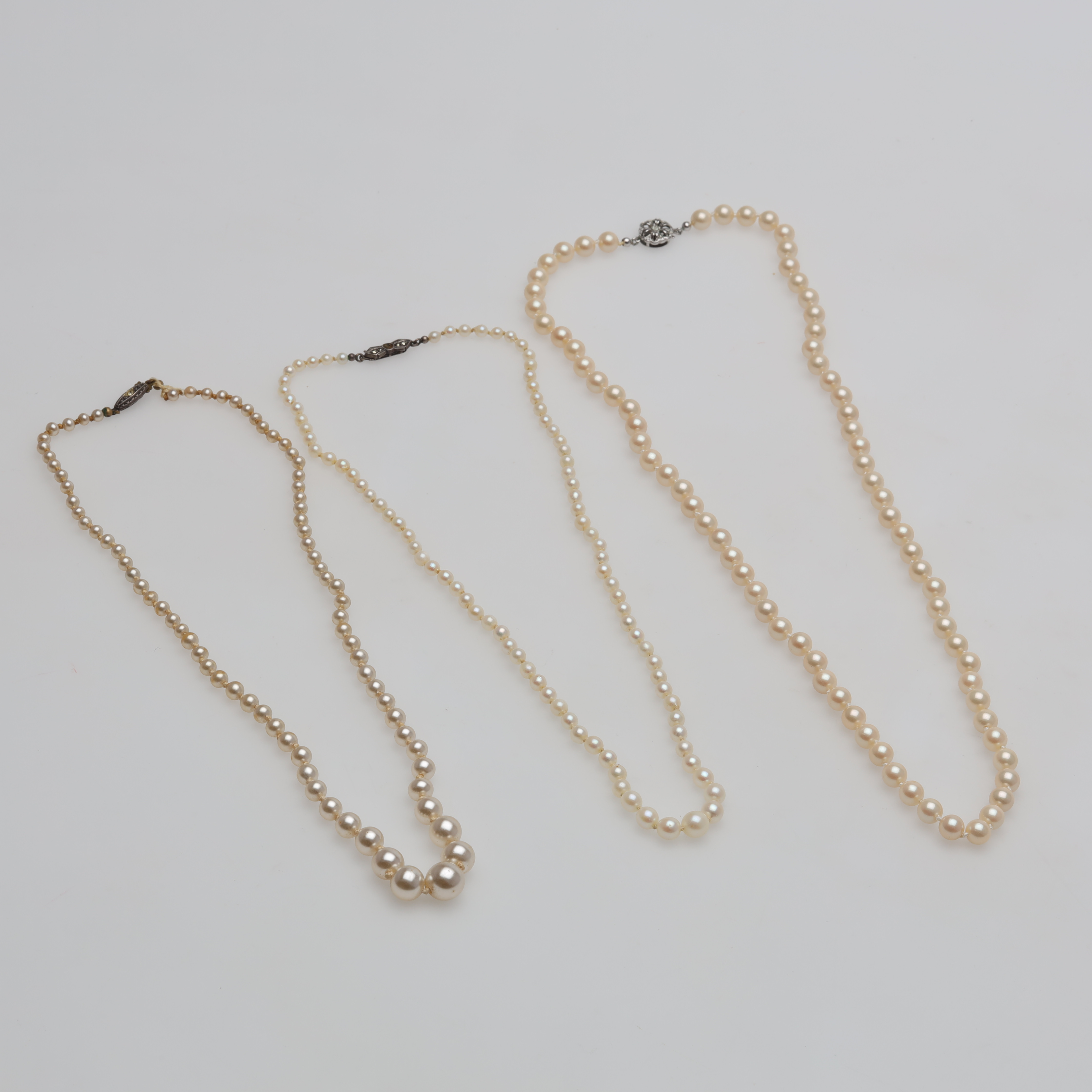 PÄRCOLLIER 3 stycken, syntetiska pärlor med silverlås.