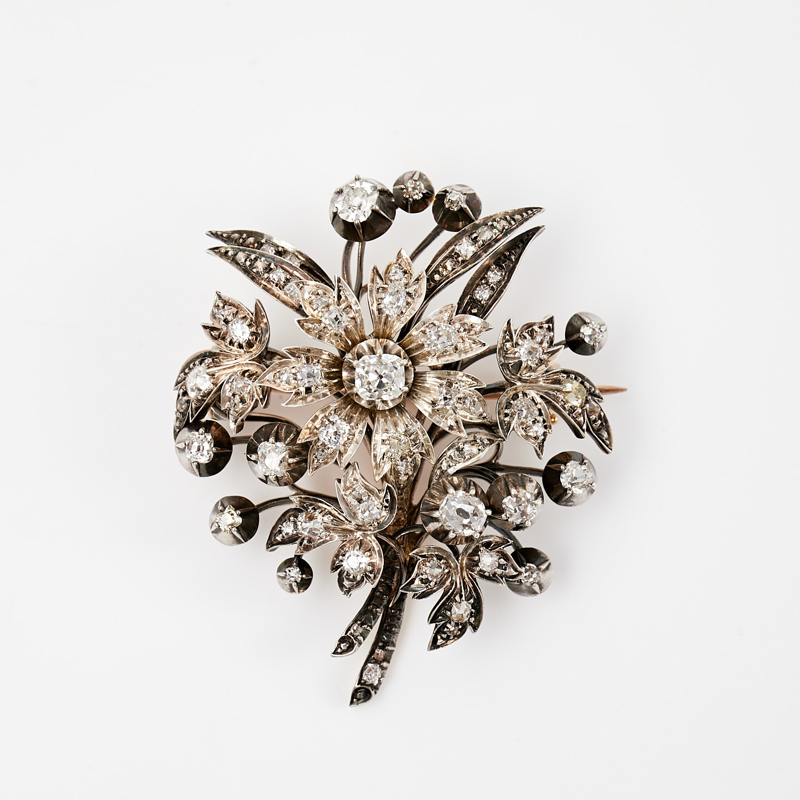 BROSCH, silver/låghaltigt guld, 1800-talets slut, dekor av antikslipade samt pendeloqueslipade diamanter, i form av stiliserad blomma.