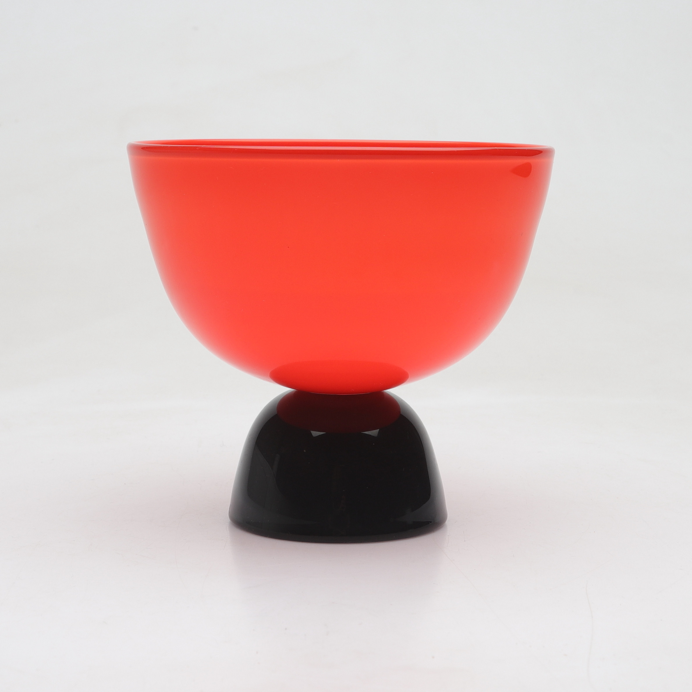 WILKE ADOLFSSON. Skål på fot, glas, Svenskt Glas, Stockholm, daterad -91.