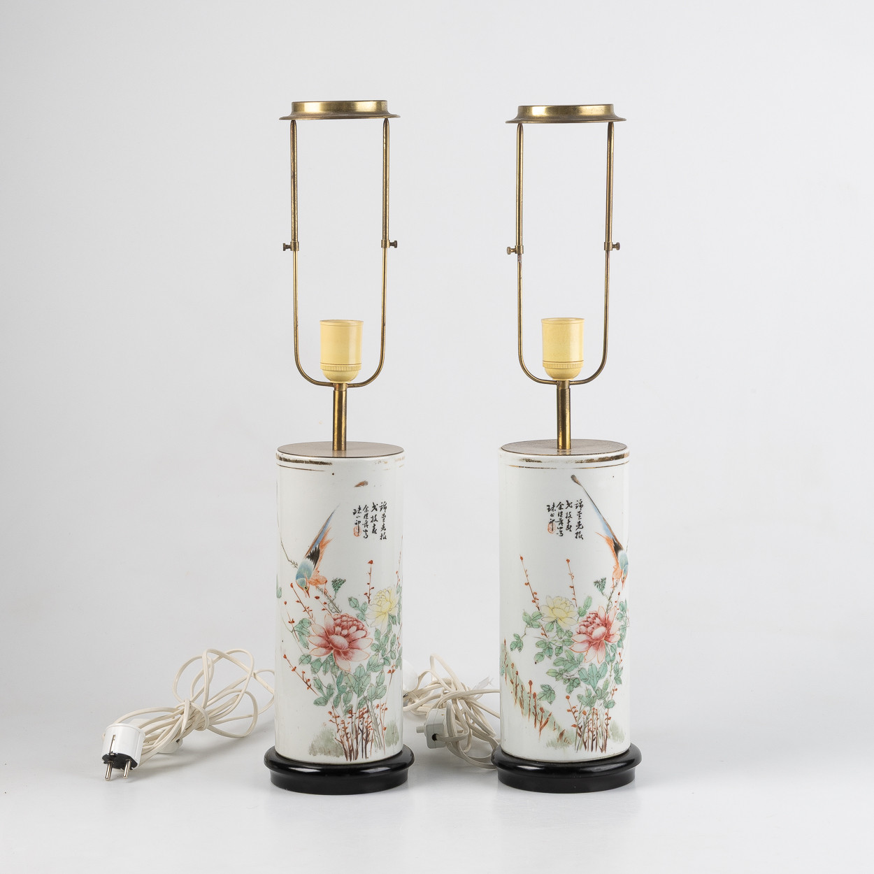 PENSELVASER, ett par, omgjorda till lampor, Kina, porslin, 1900-tal.