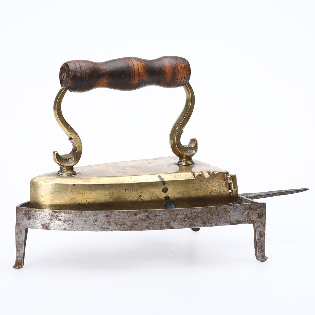 STRYKJÄRN med LOD, Mässing med trähandtag, 17-/1800-tal.