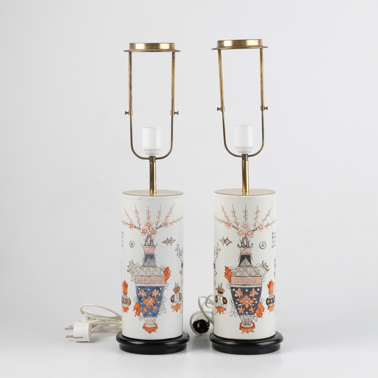 PENSELVASER, ett par, omgjorda till lampor, Kina, porslin, 1900-tal.