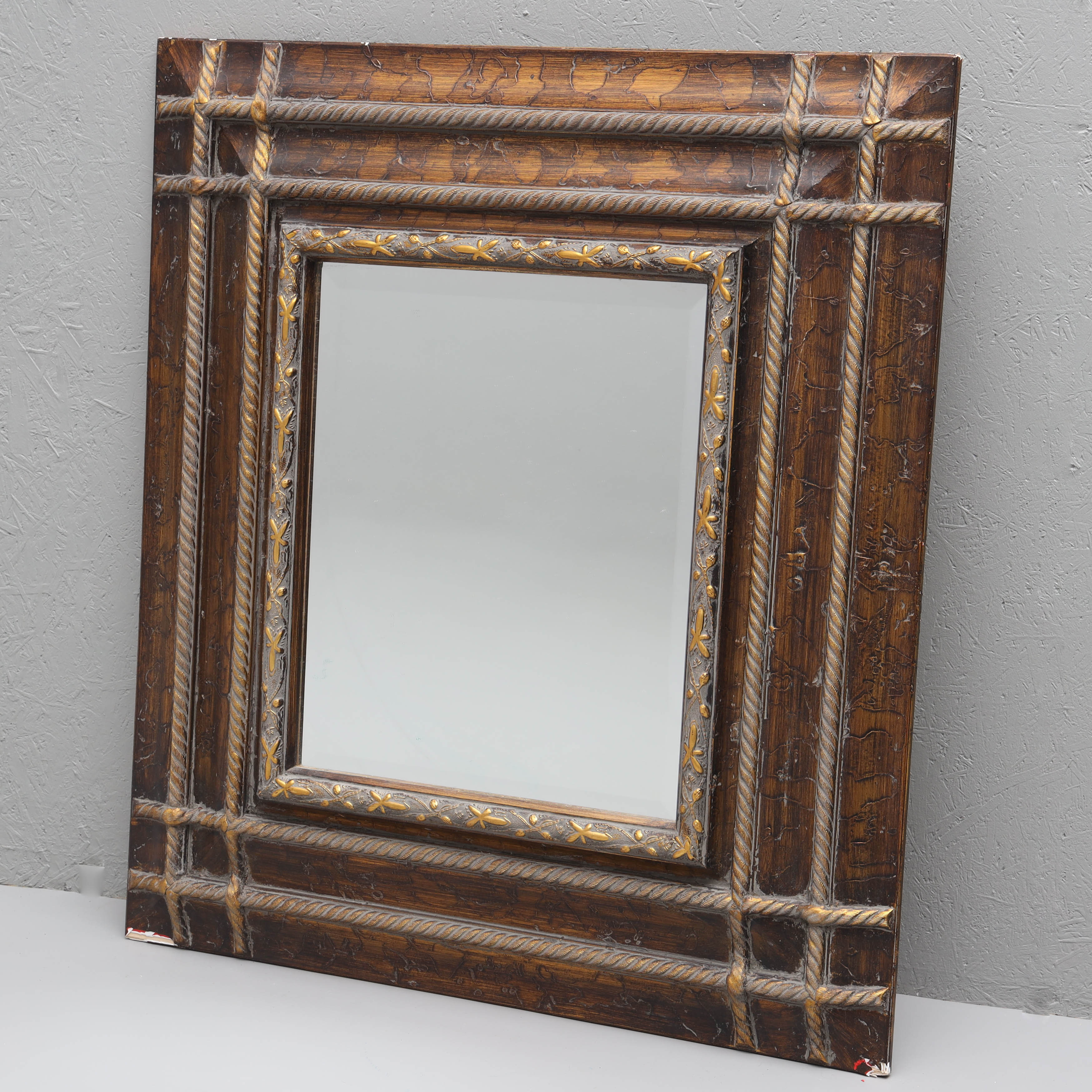 SPEGEL, skulpterat, bronserat trä, 19/2000-tal.