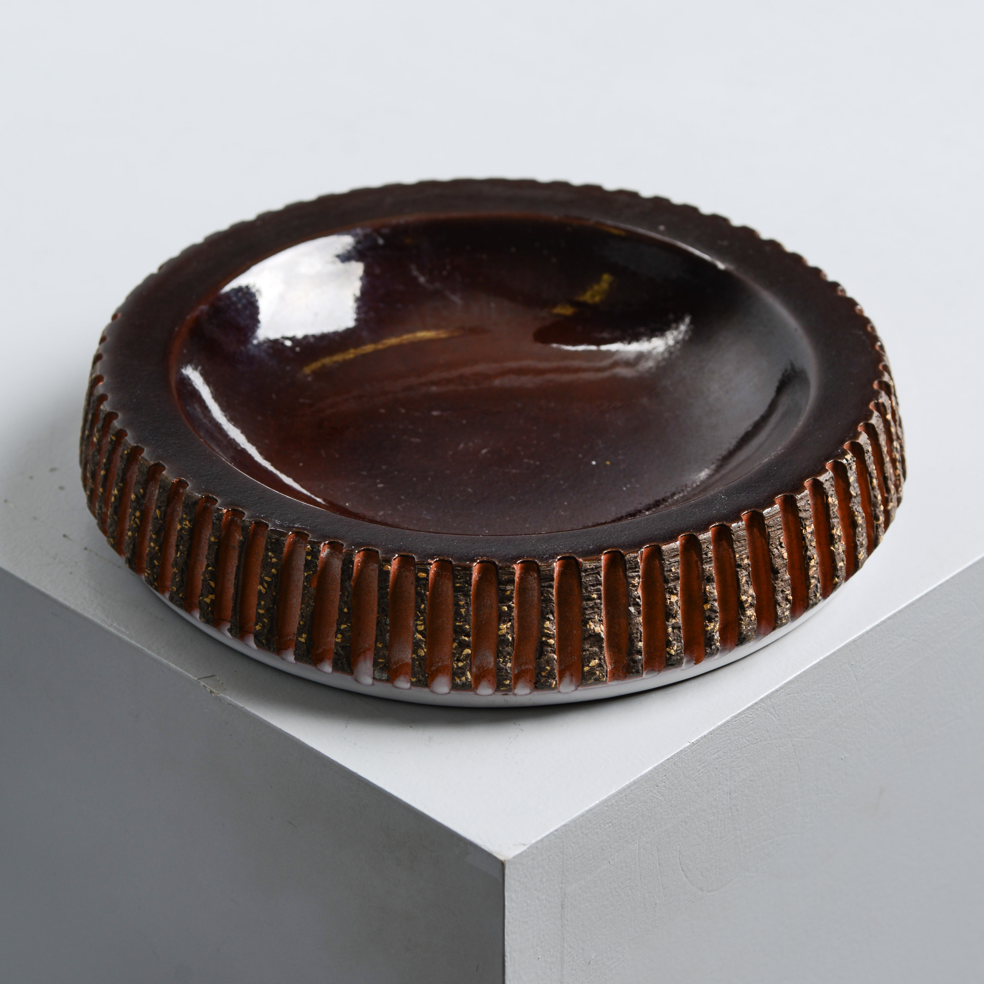 MARI SIMMULSON. "Rusticana", fat, modell 4589, Upsala-Ekeby, 1963-65.