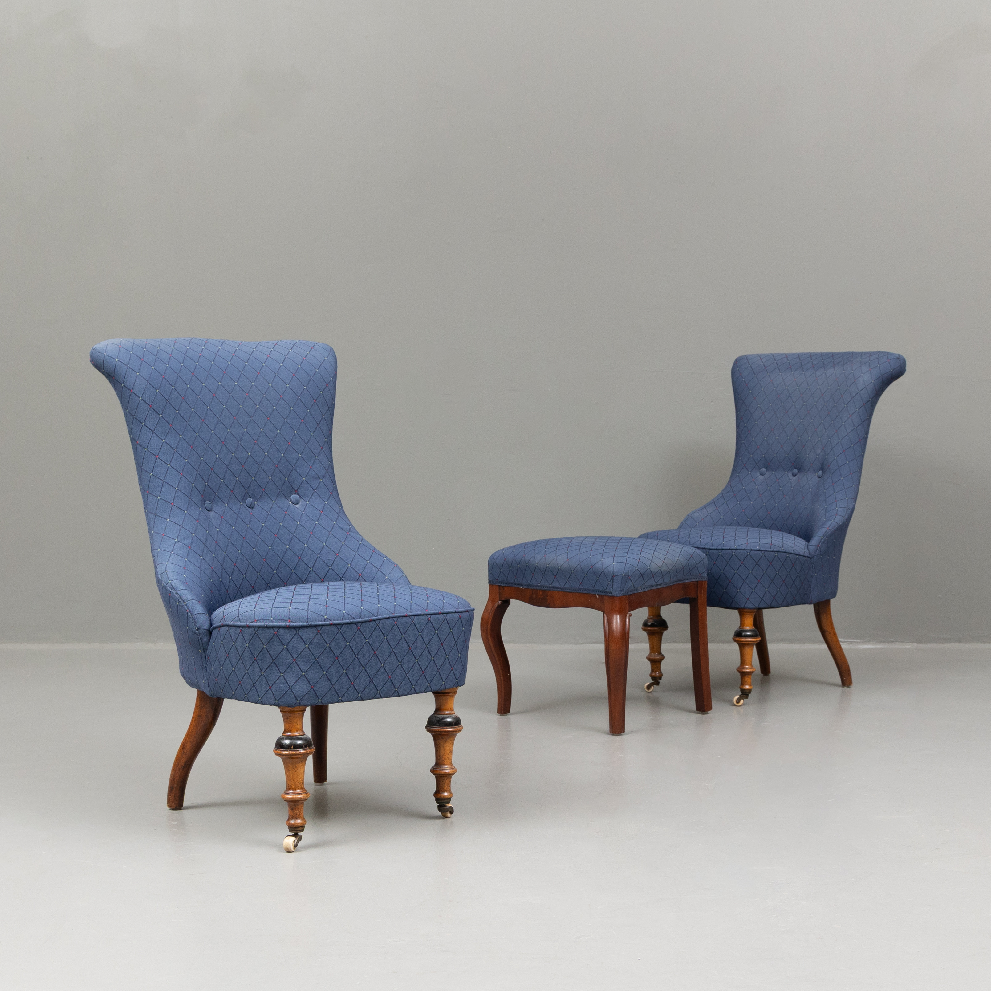 FÅTÖLJER OCH PALL, 3 delar, sent 1800-tal.